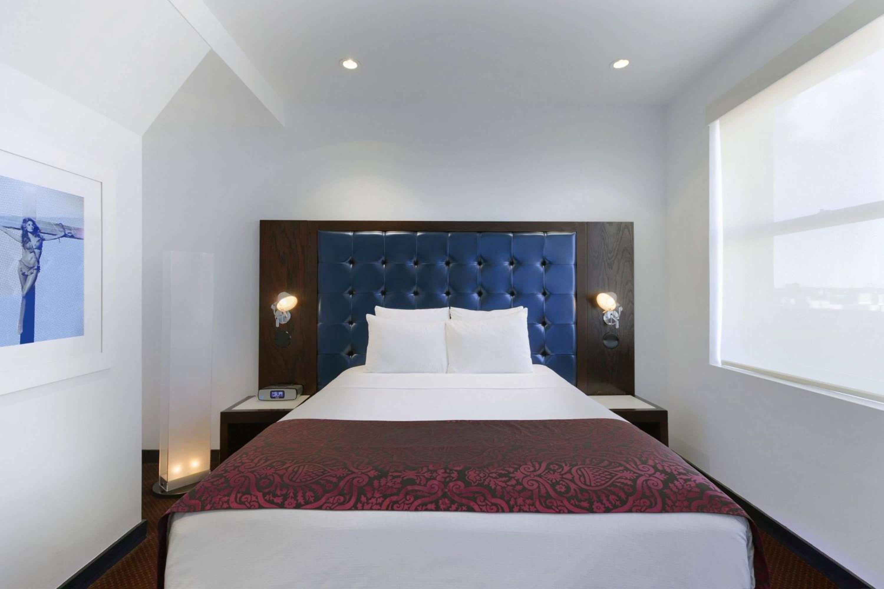 Silver, 1 Full Bed photo 2