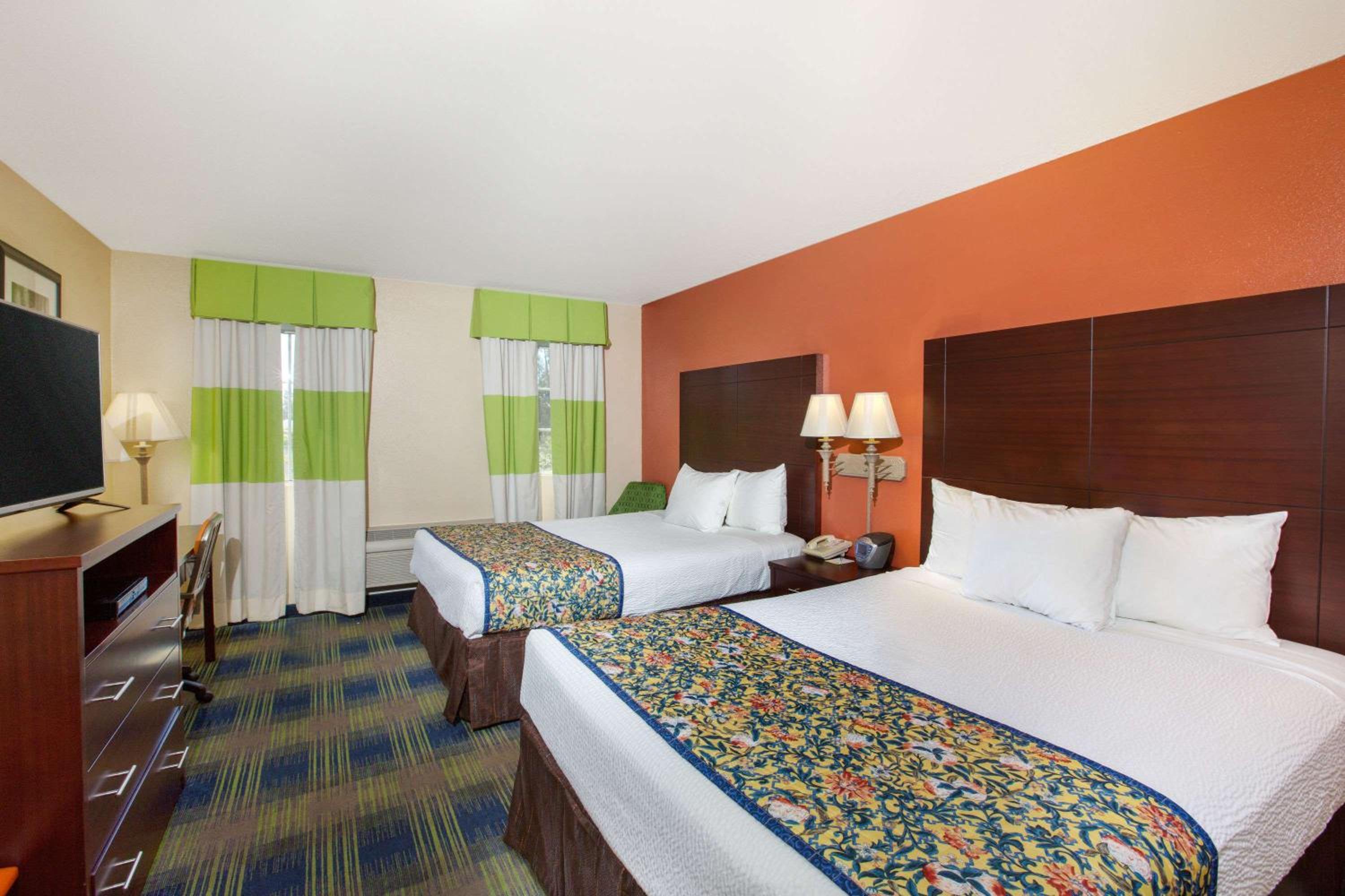 Queen Room with Two Queen Beds - Non-Smoking - Photo 3