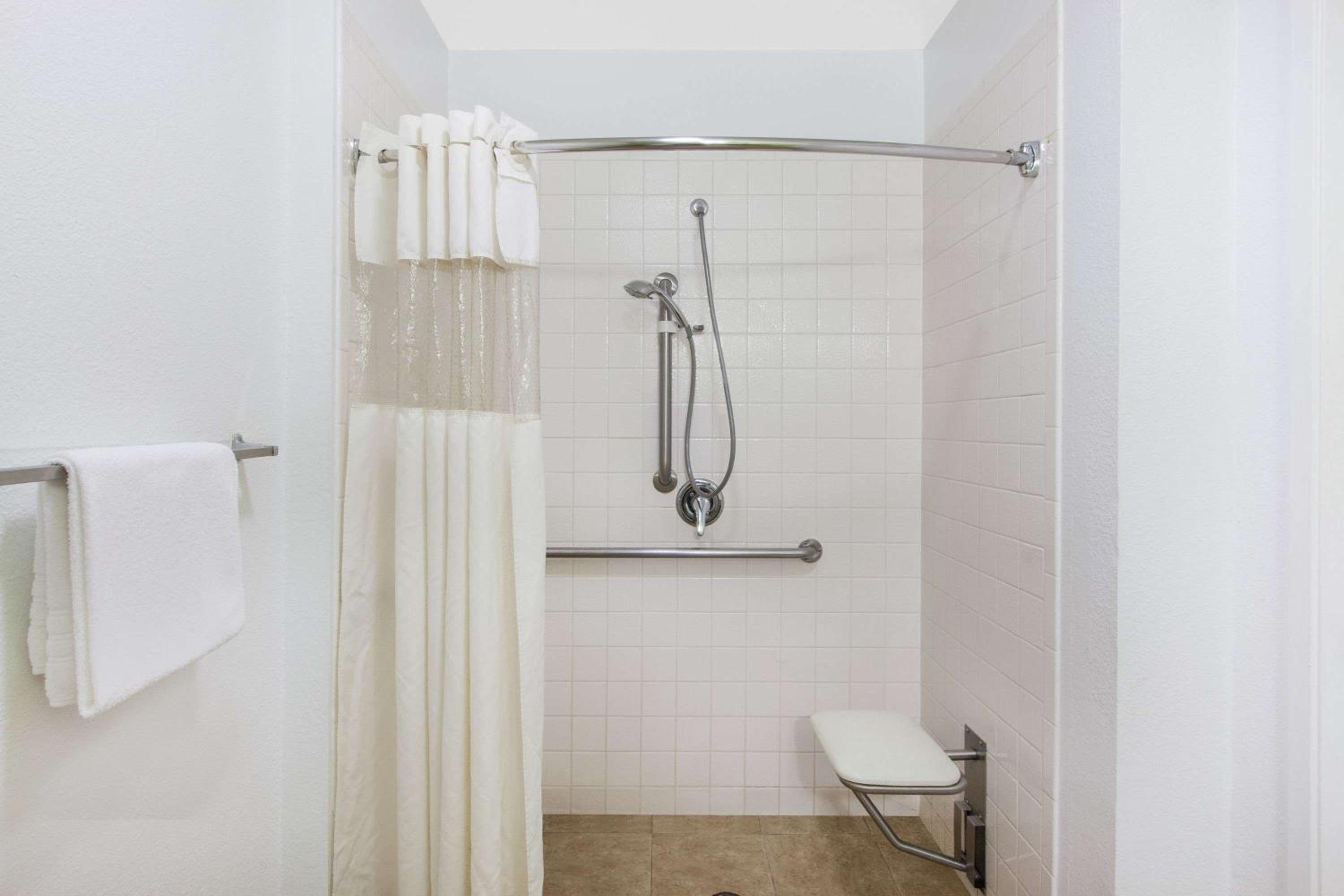 Queen Room with Mobility/Hearing Access - Non-Smoking - Photo 6