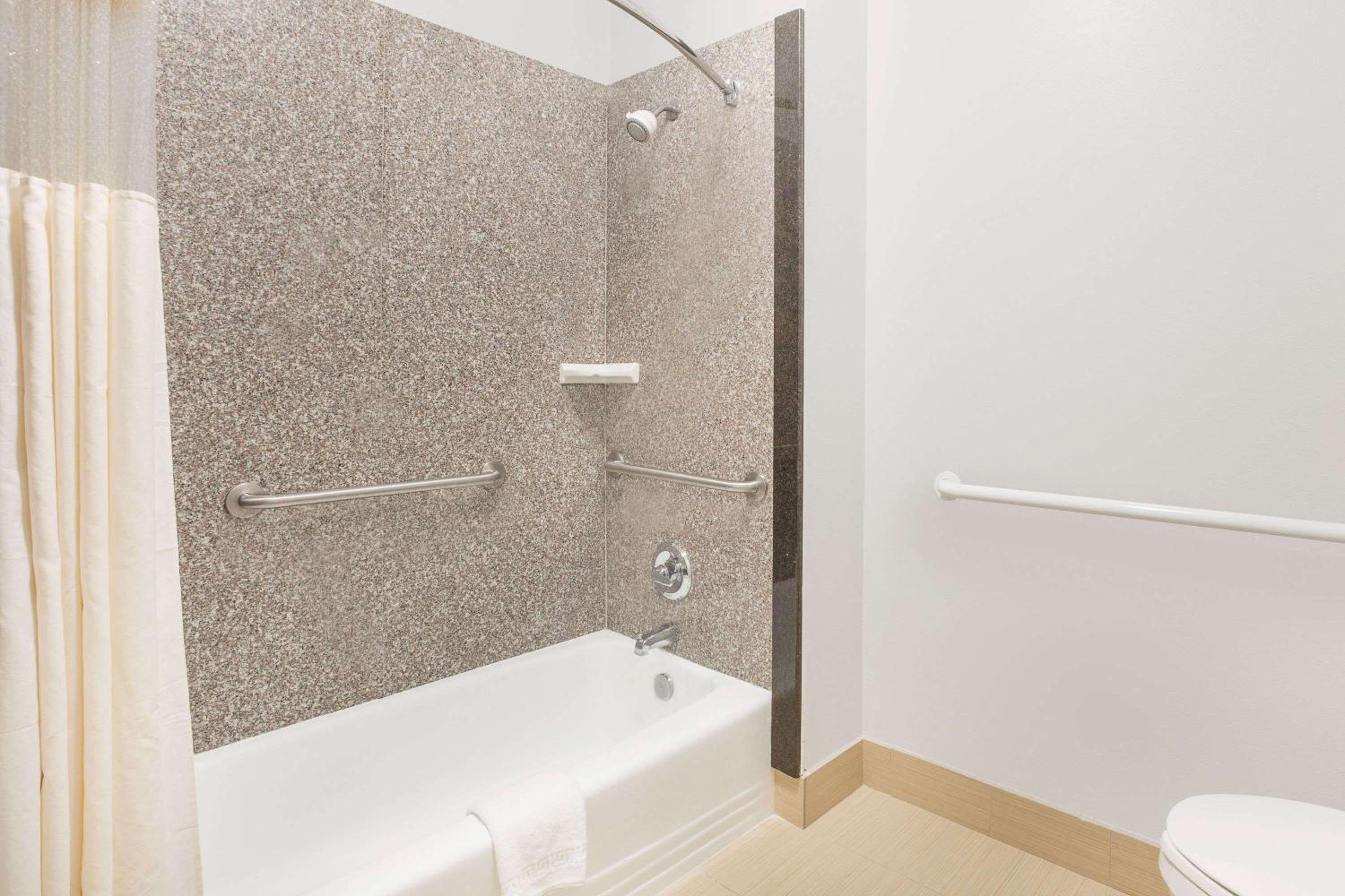 Queen Room with Two Queen Beds and Bath Tub - Mobility/Hearing Access - Non-Smoking - Photo 15