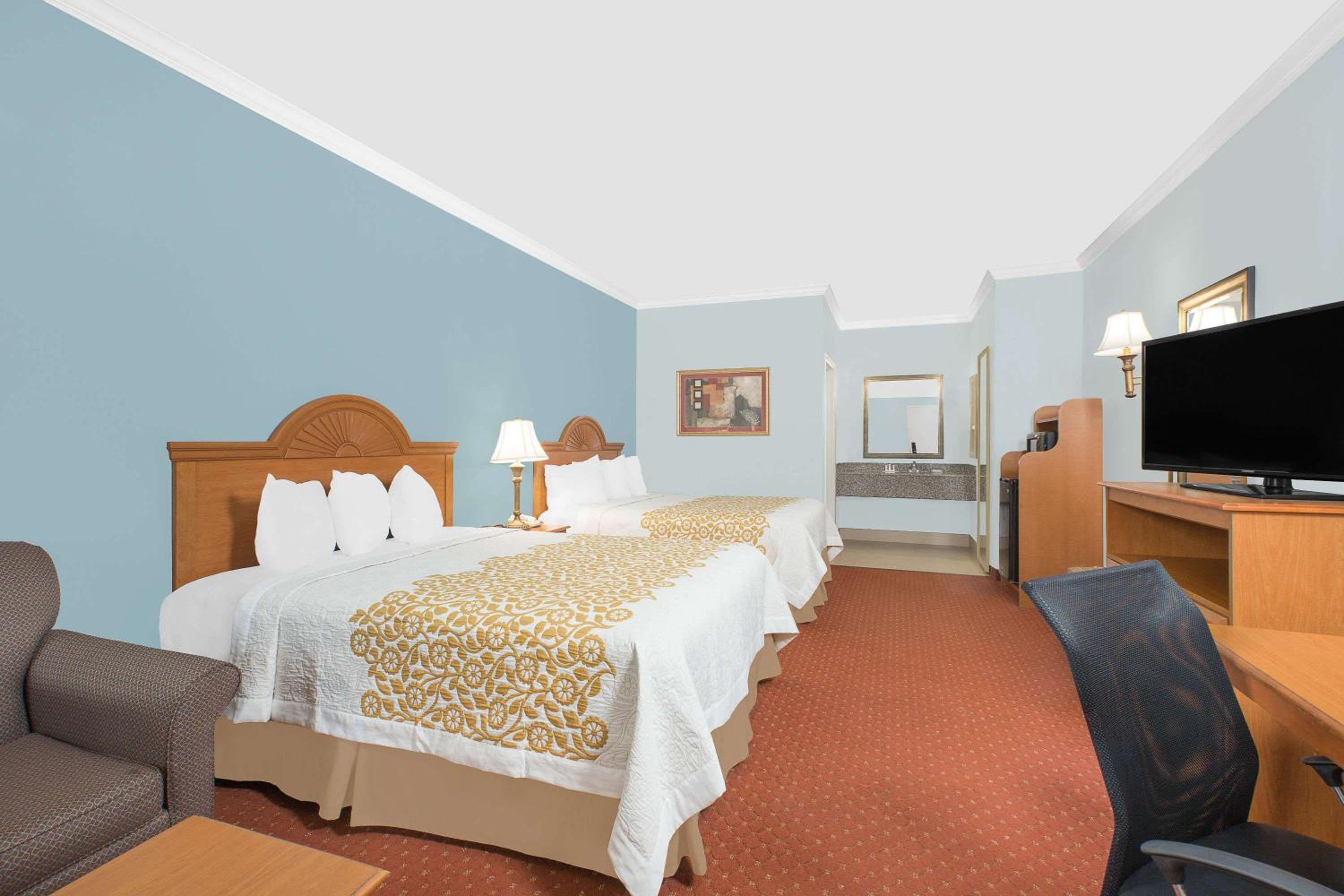 Queen Room with Two Queen Beds and Bath Tub - Mobility/Hearing Access - Non-Smoking - Photo 6