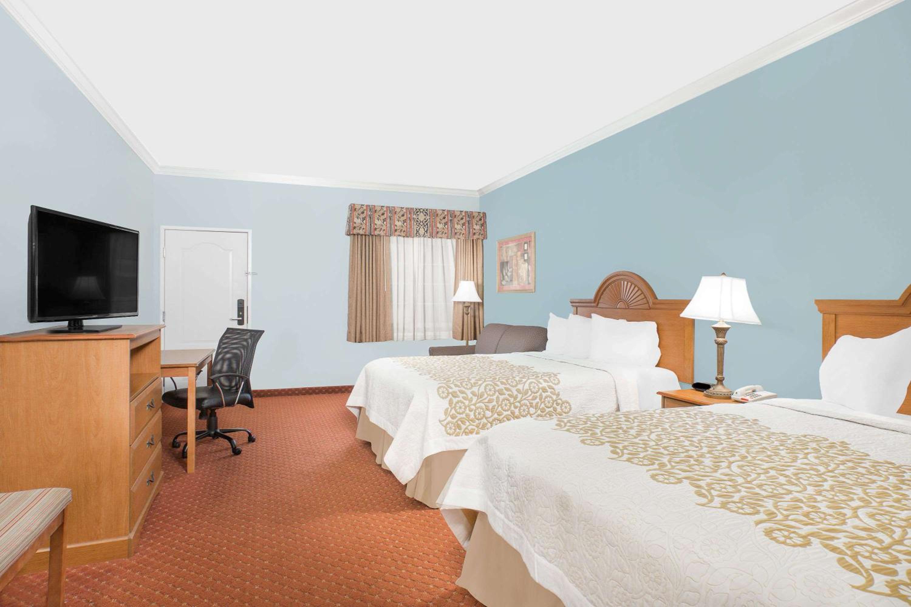 Queen Room with Two Queen Beds and Bath Tub - Mobility/Hearing Access - Non-Smoking - Photo 8