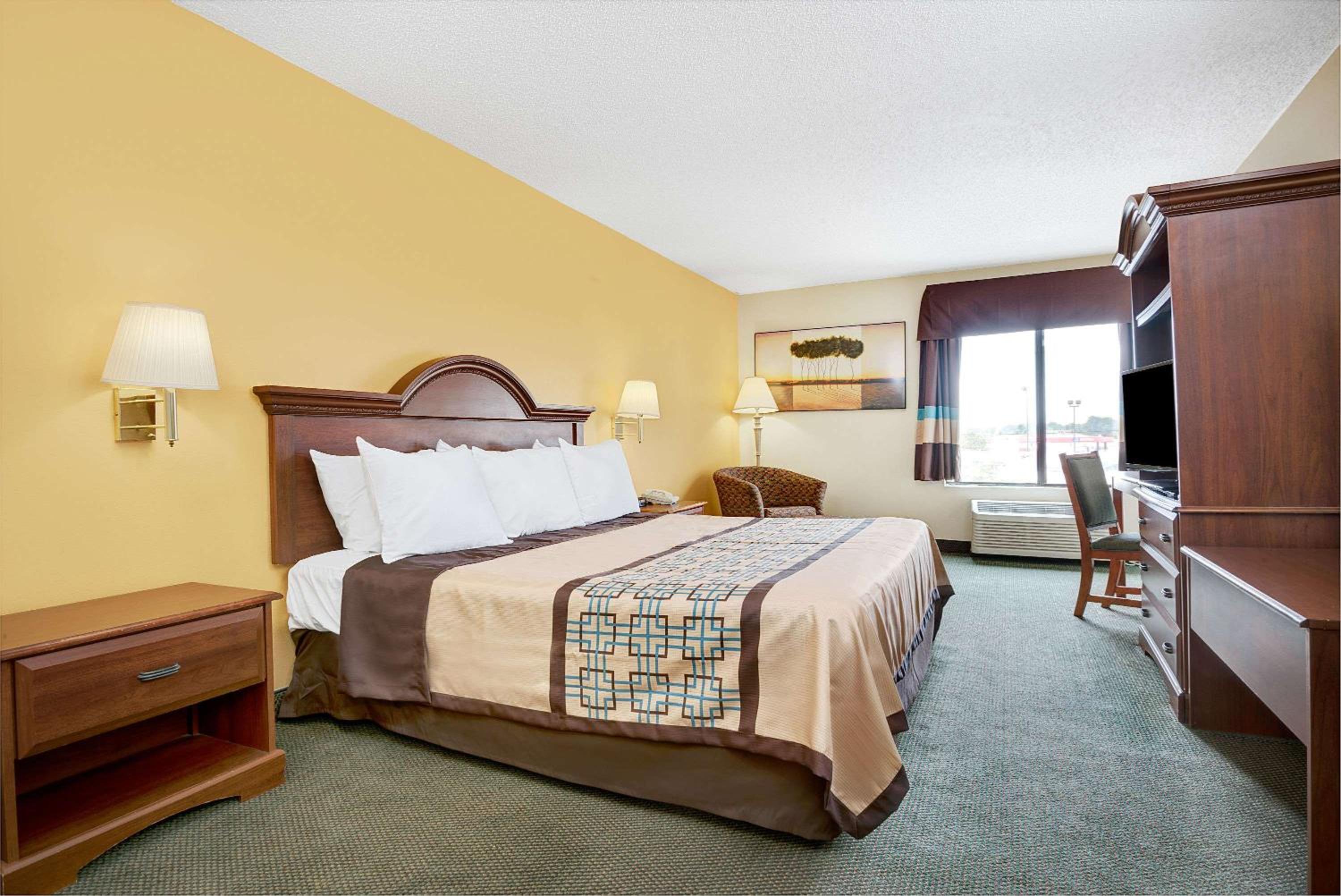 King Room - Non-Smoking - Photo 5