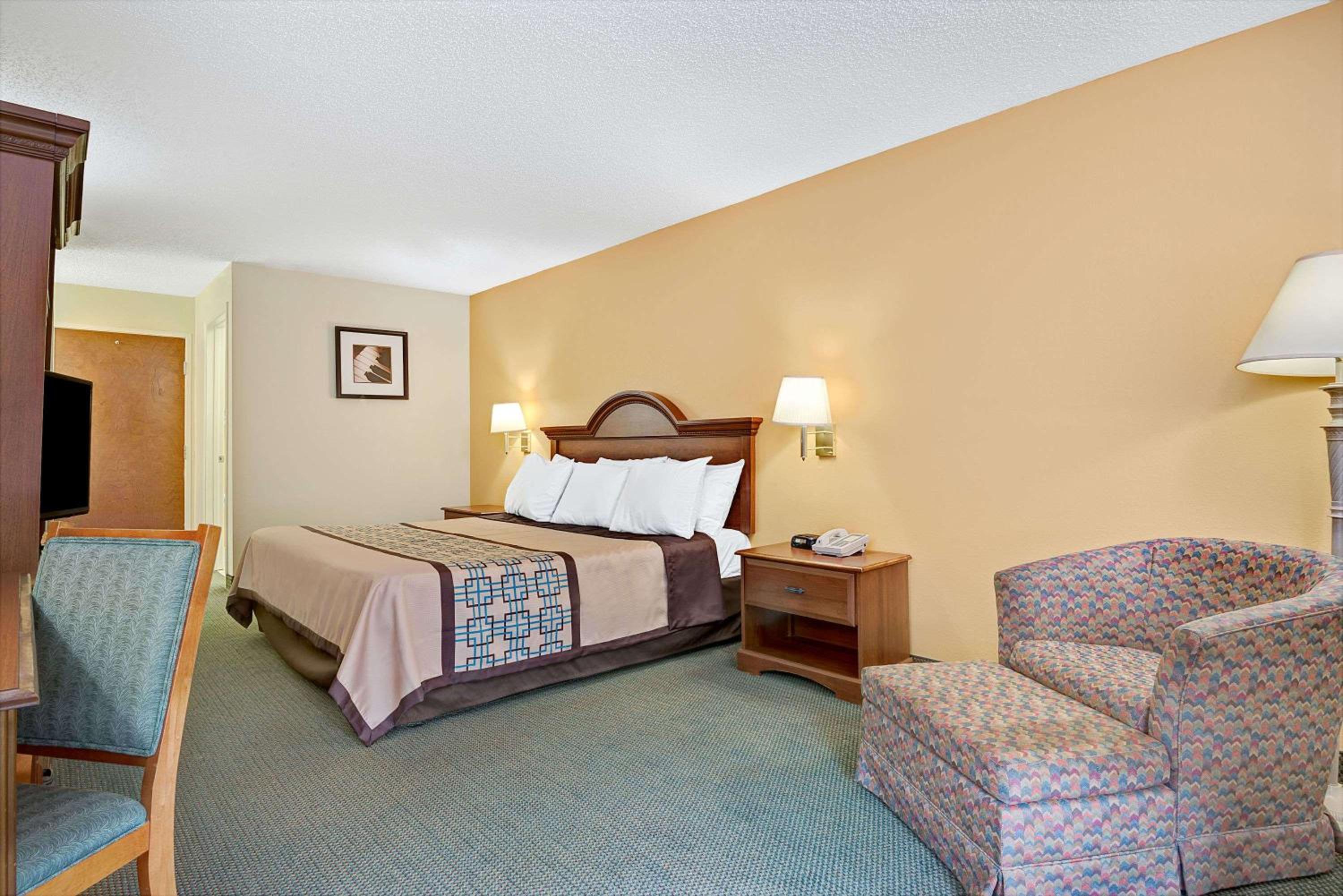 King Room - Non-Smoking - Photo 2