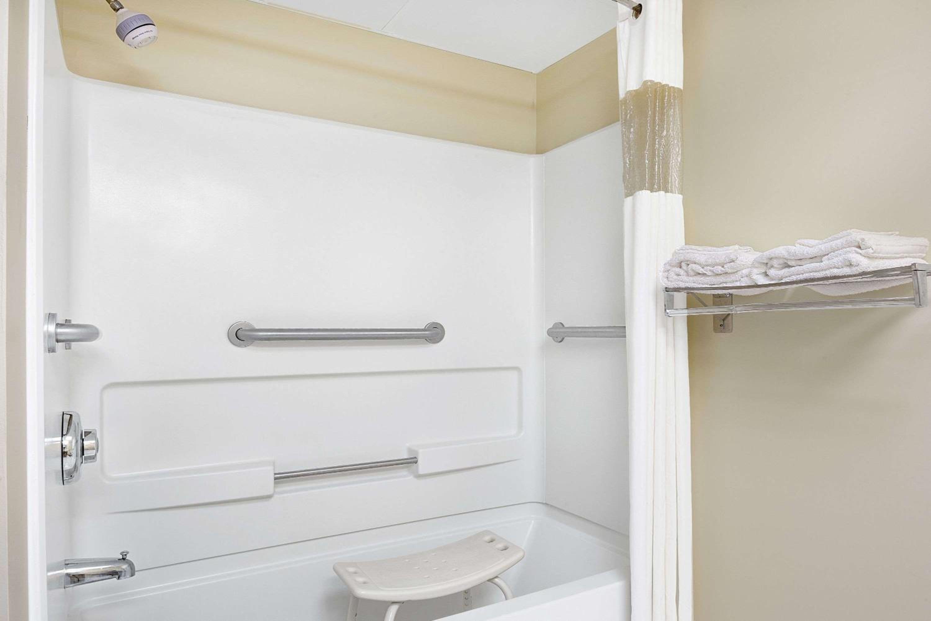 King Room - Disability Access/Non-Smoking - Photo 4