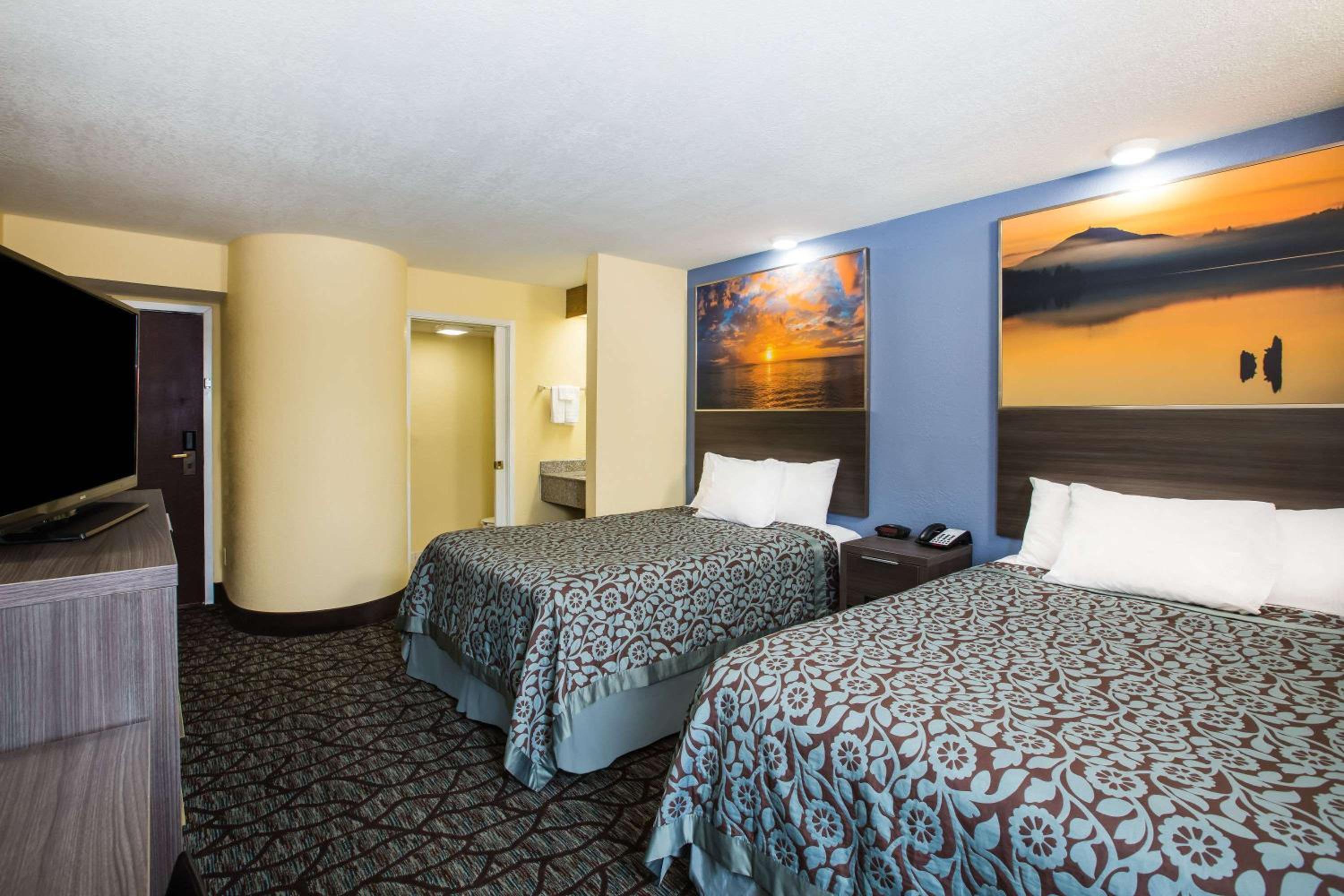 Double Room with Two Double Beds - Non-Smoking - Photo 6