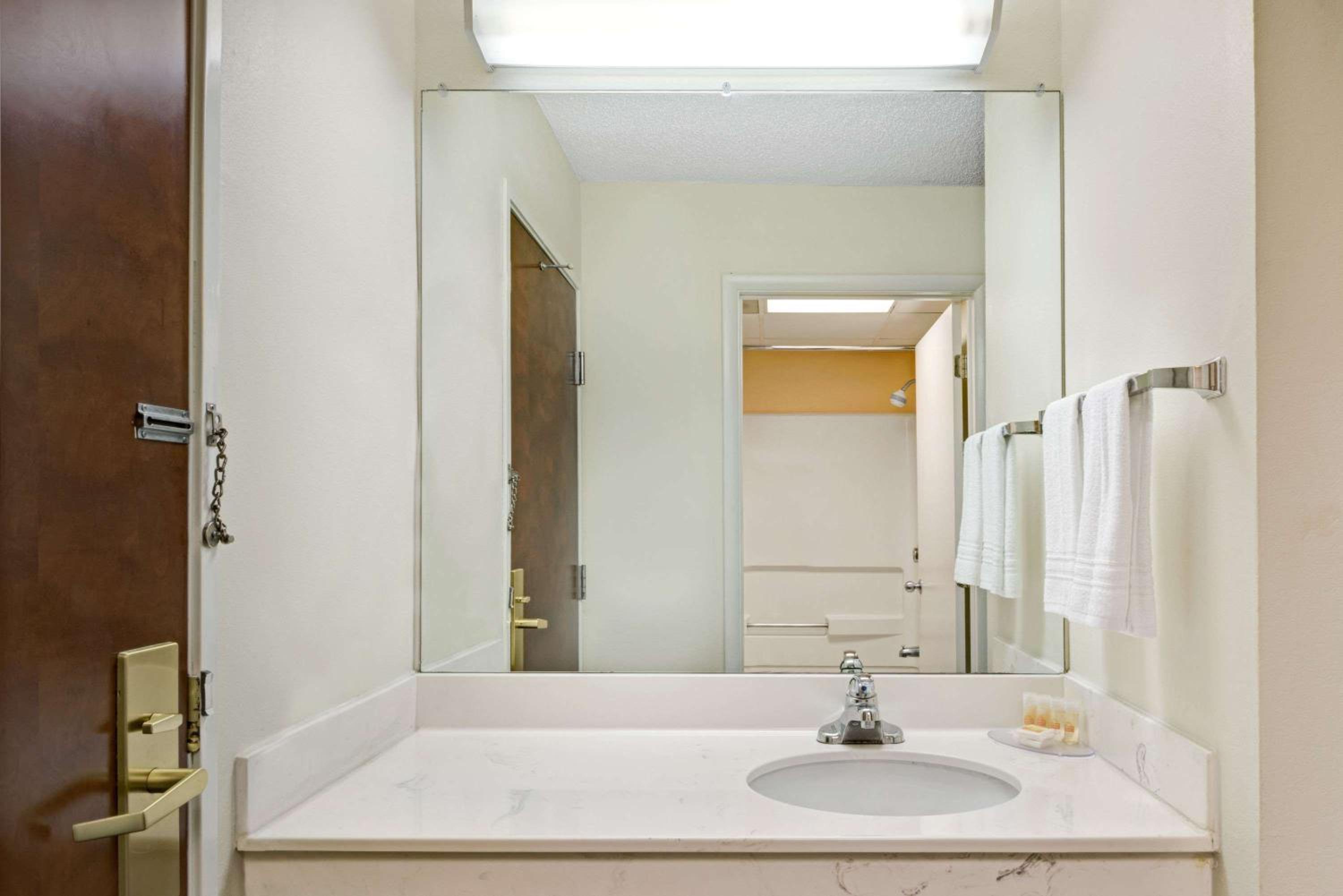 King Studio Suite - Non-Smoking - Photo 3