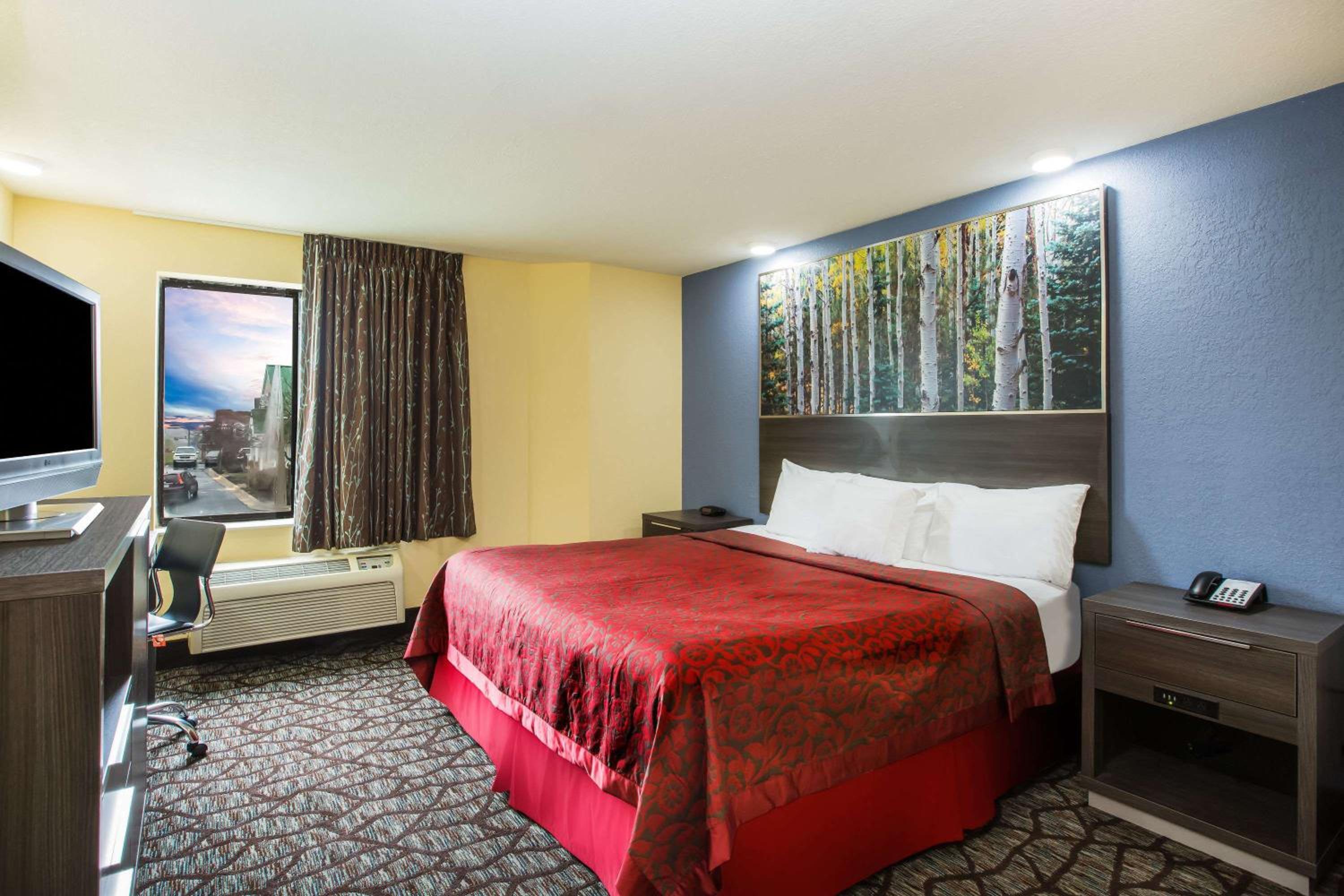 King Room - Non-Smoking - Photo 5