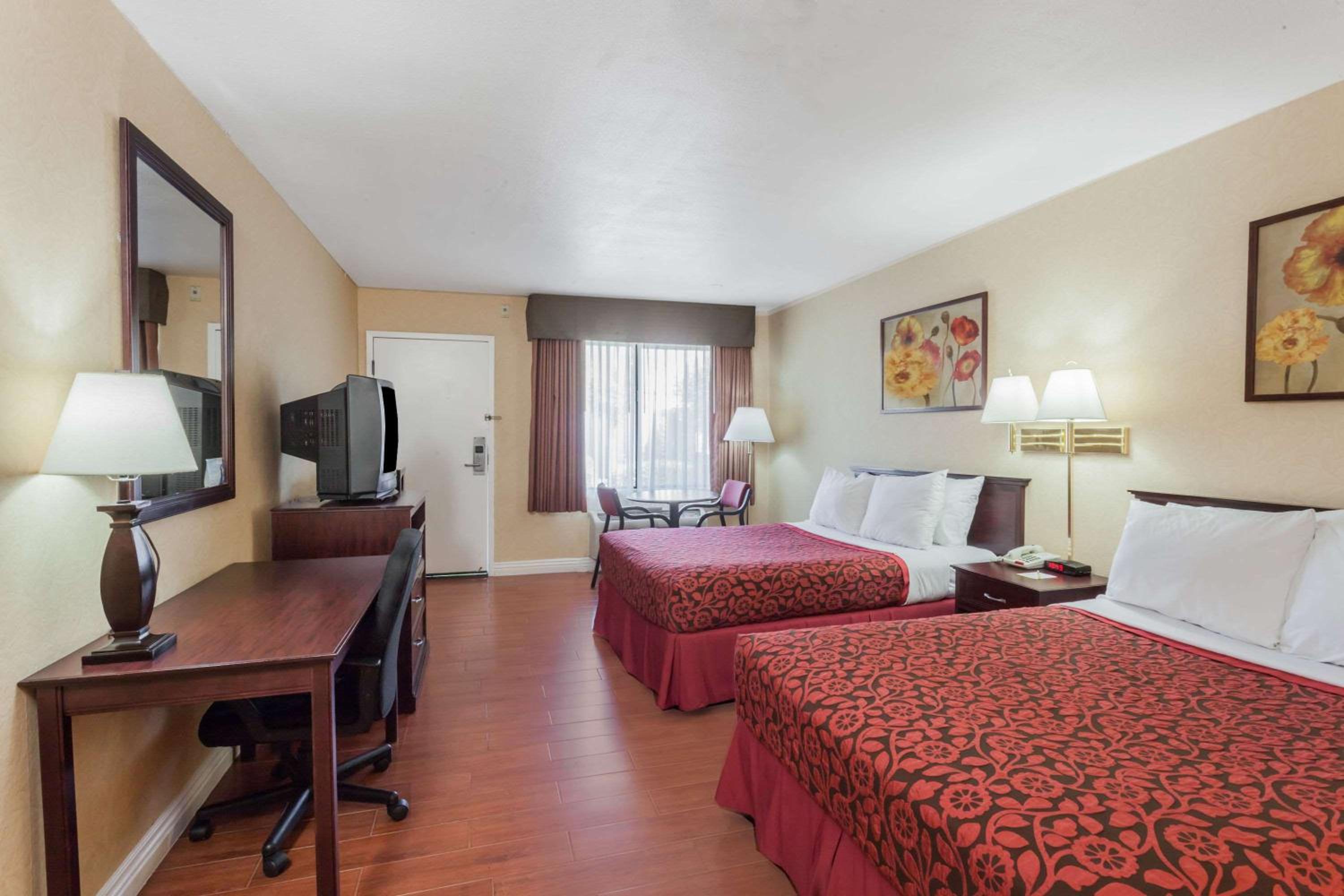 Deluxe Room with Two Double Beds - Non Smoking - Photo 1