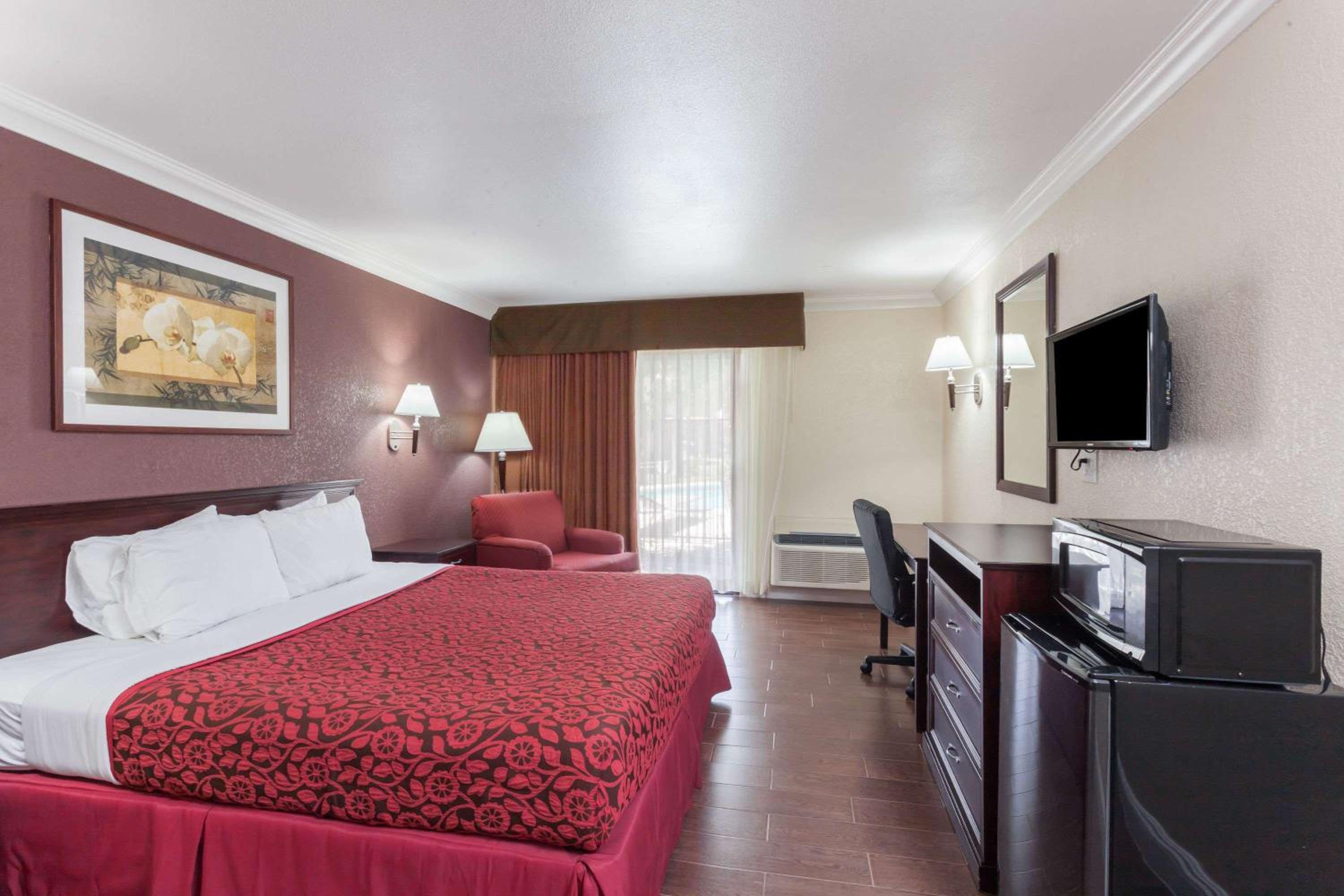 Deluxe King Room - Non-Smoking - Photo 1