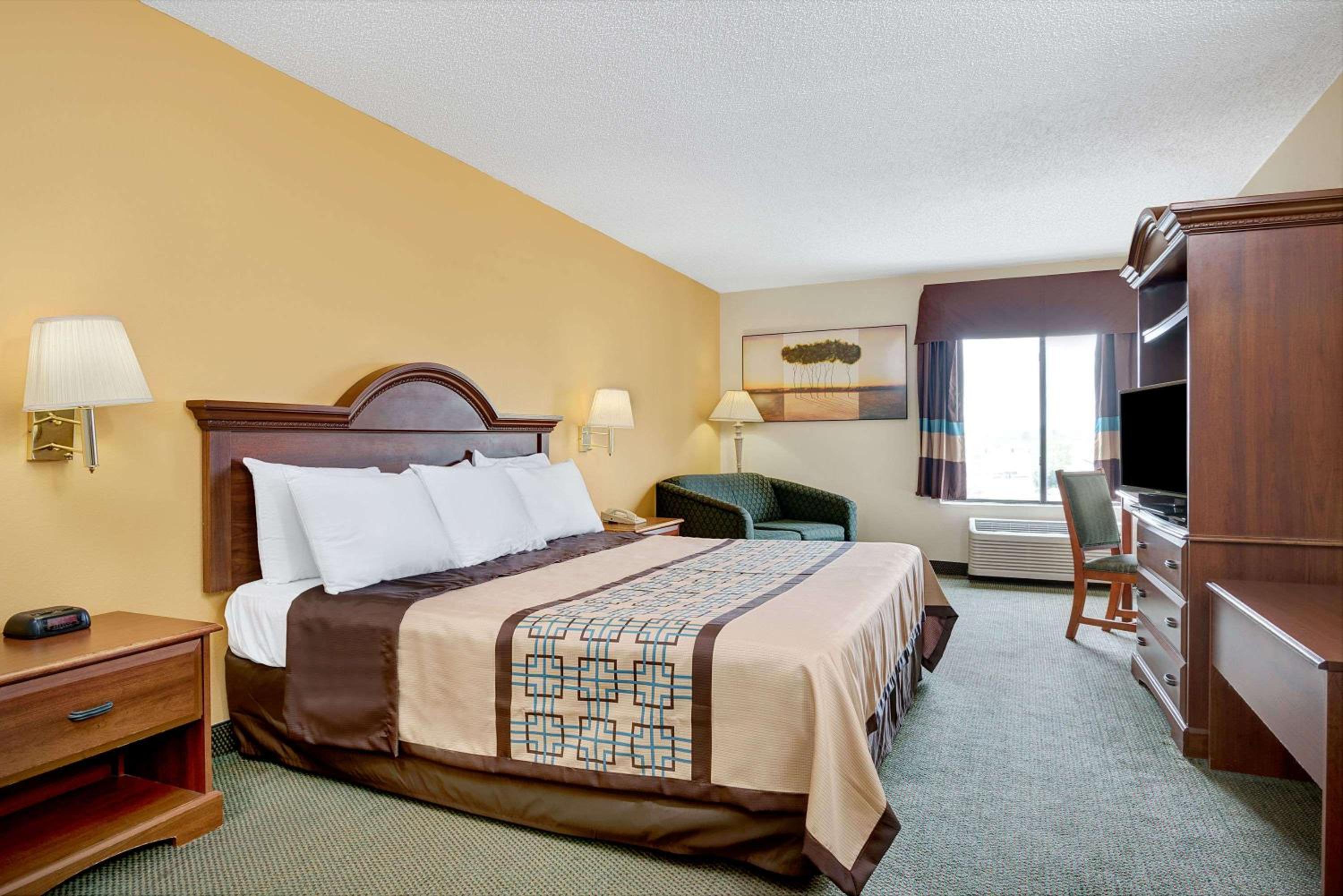 King Room - Non-Smoking - Photo 3