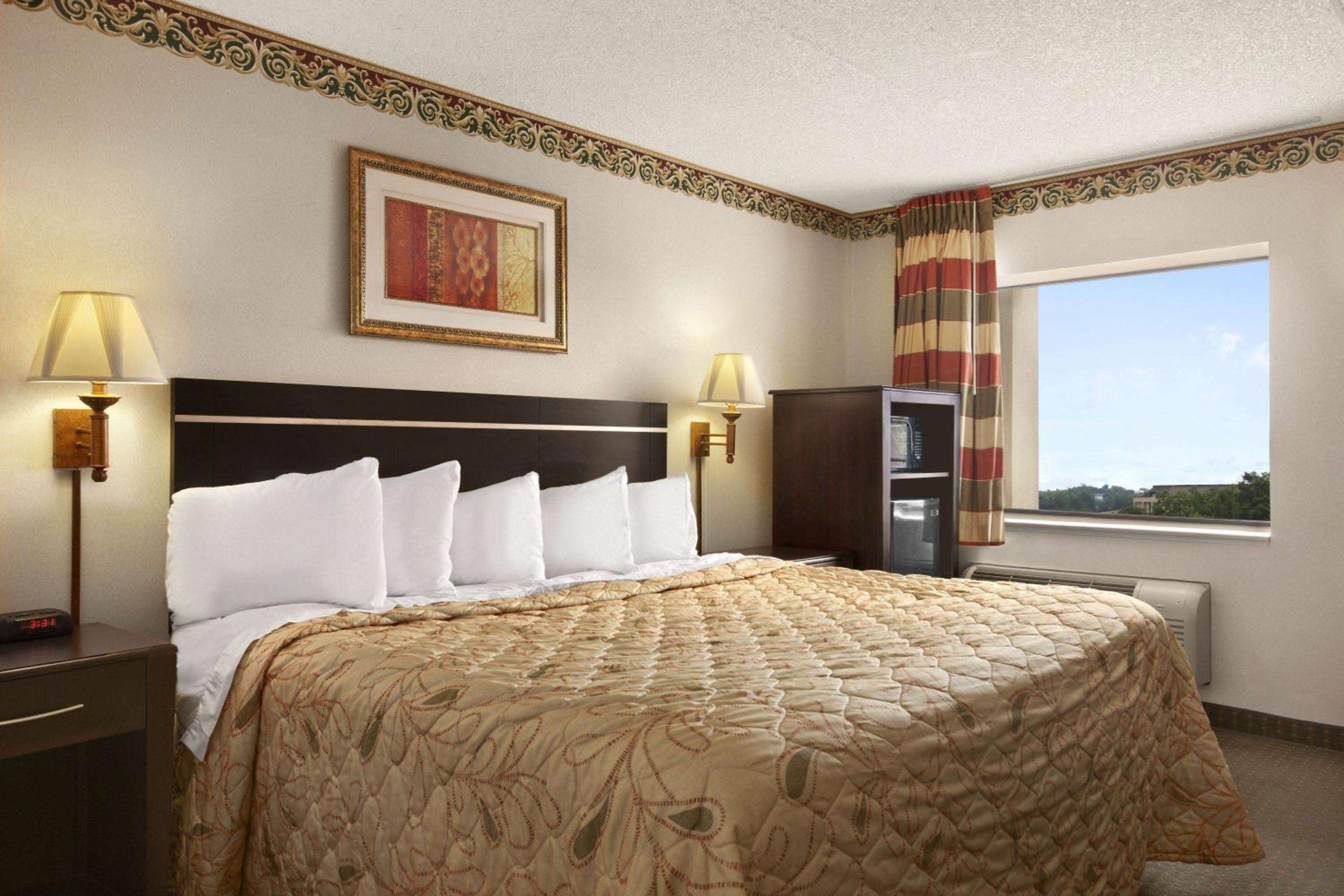 King Room - Non-Smoking - Photo 9