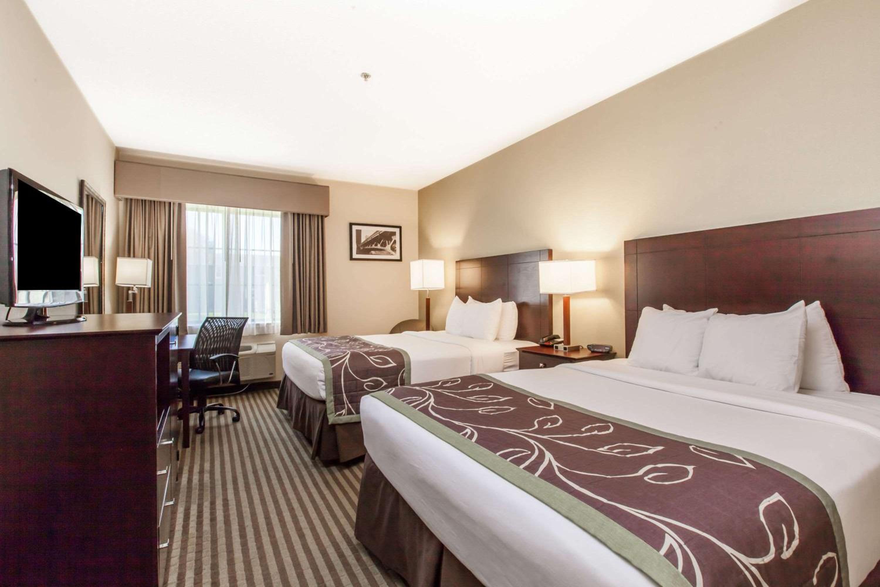Queen Room With Two Queen Beds - Non-Smoking - Photo 2