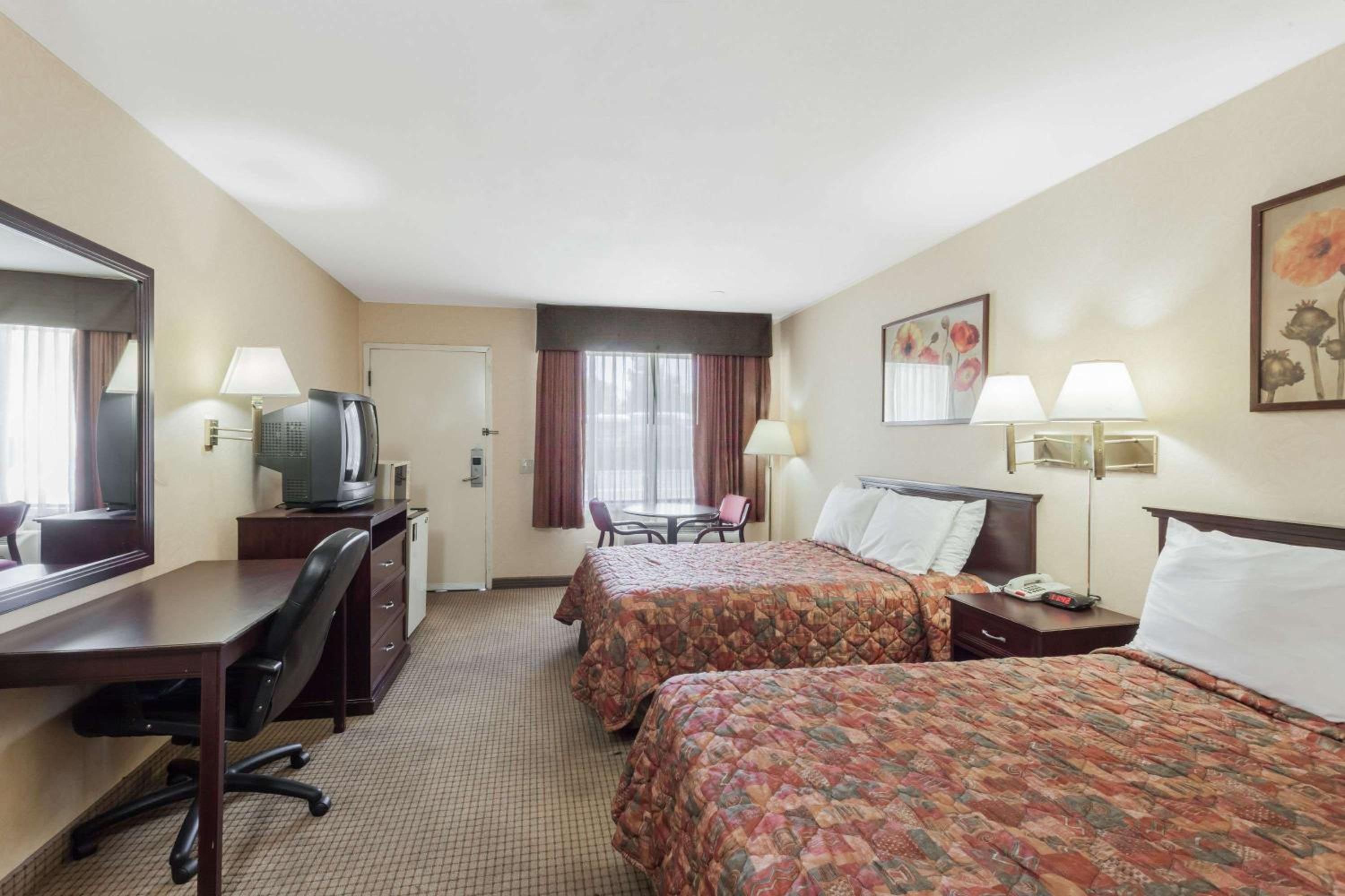 Two Double Beds - Non-Smoking - Photo 1