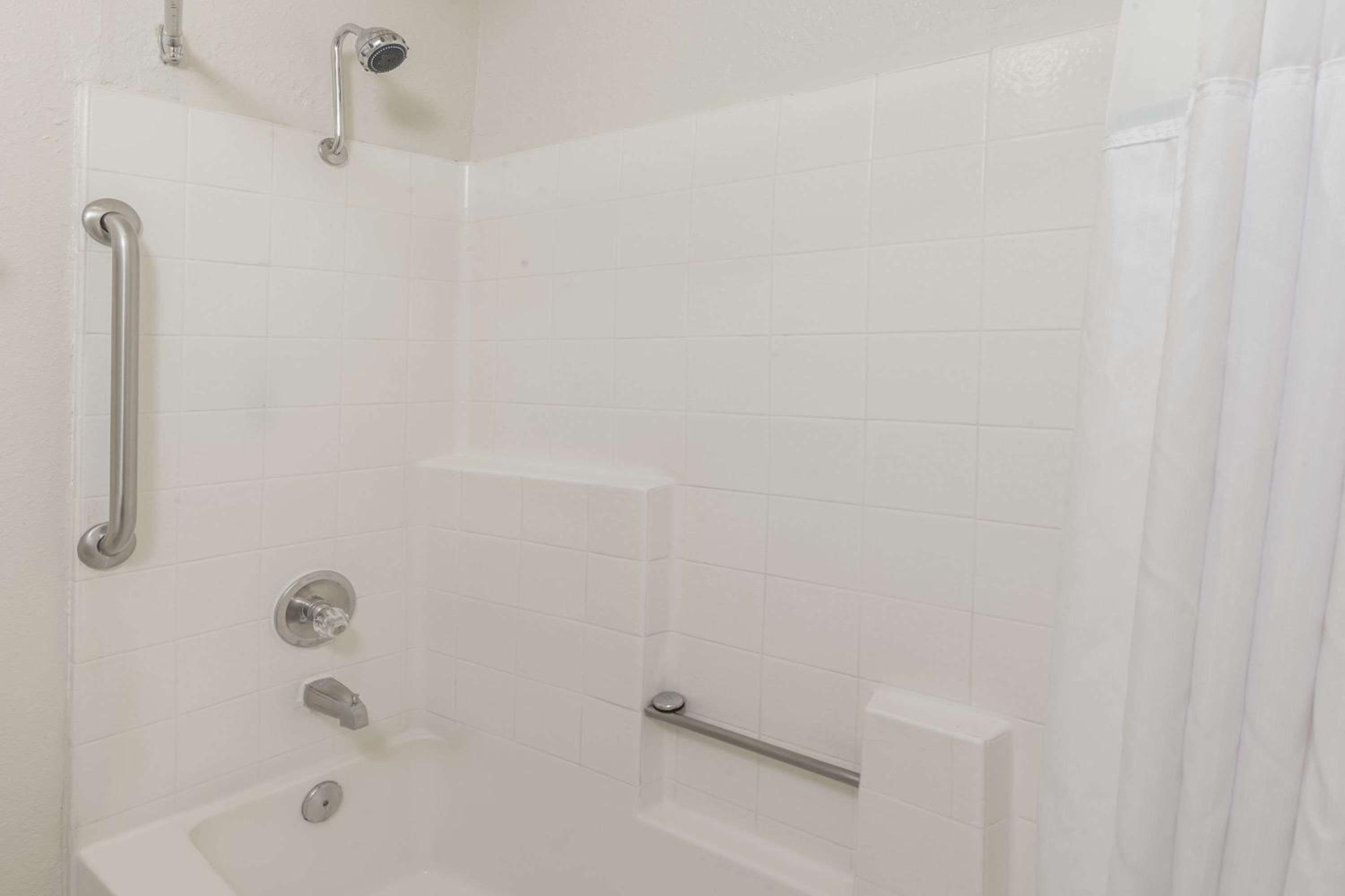 Deluxe King Room - Non-Smoking - Photo 2