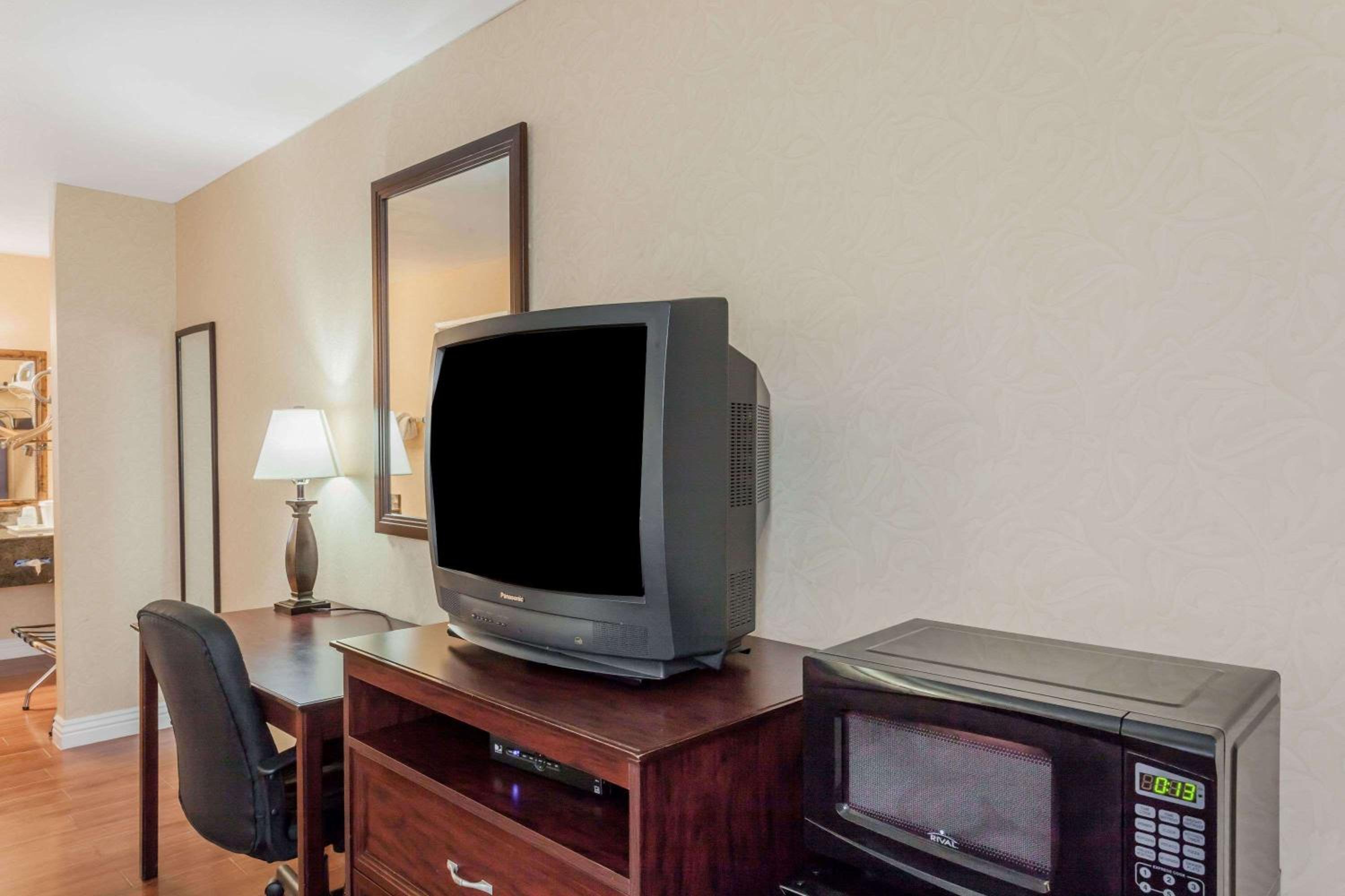 Two Double Beds - Non-Smoking - Photo 4
