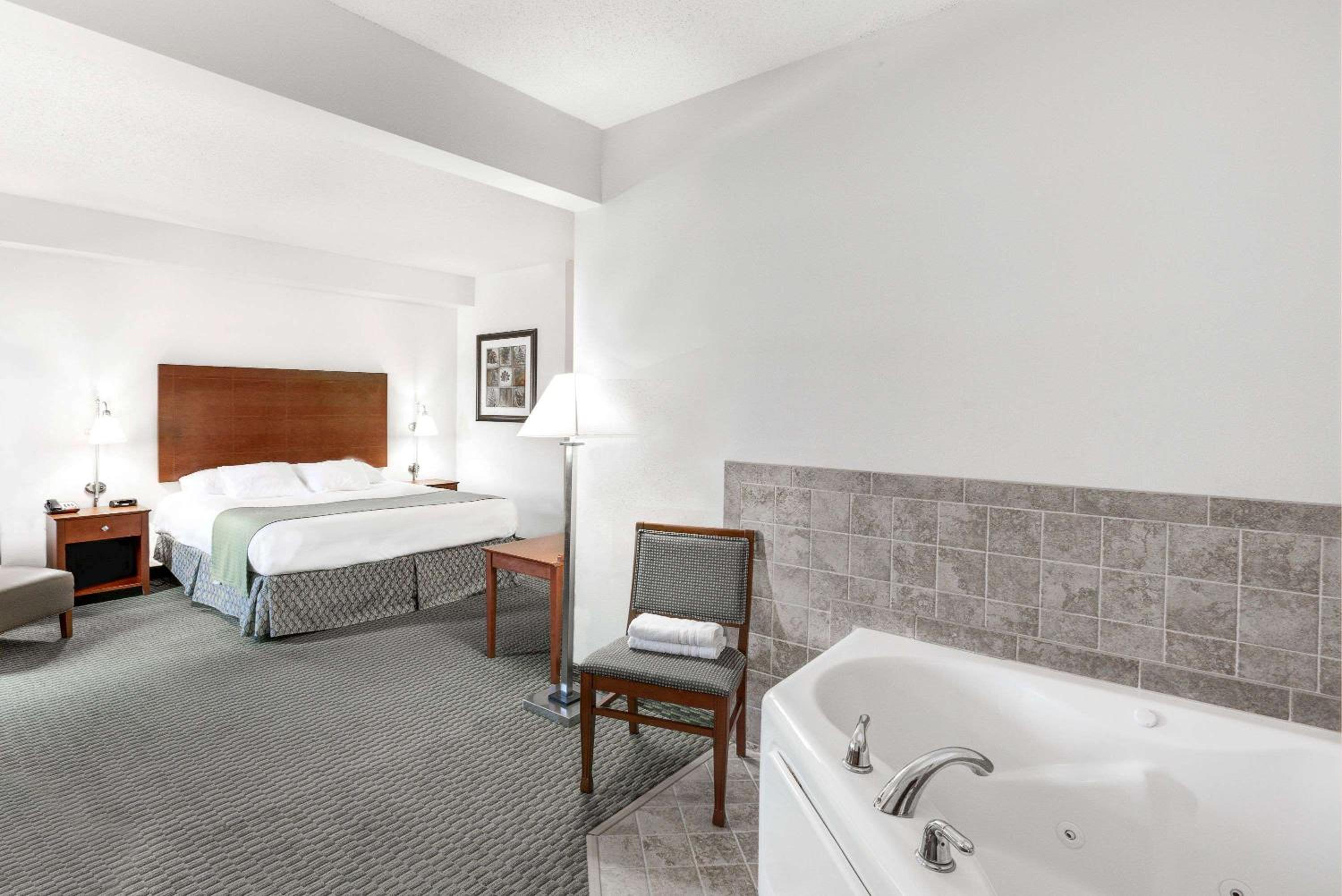 King Suite with Spa Bath- Non-Smoking photo 1