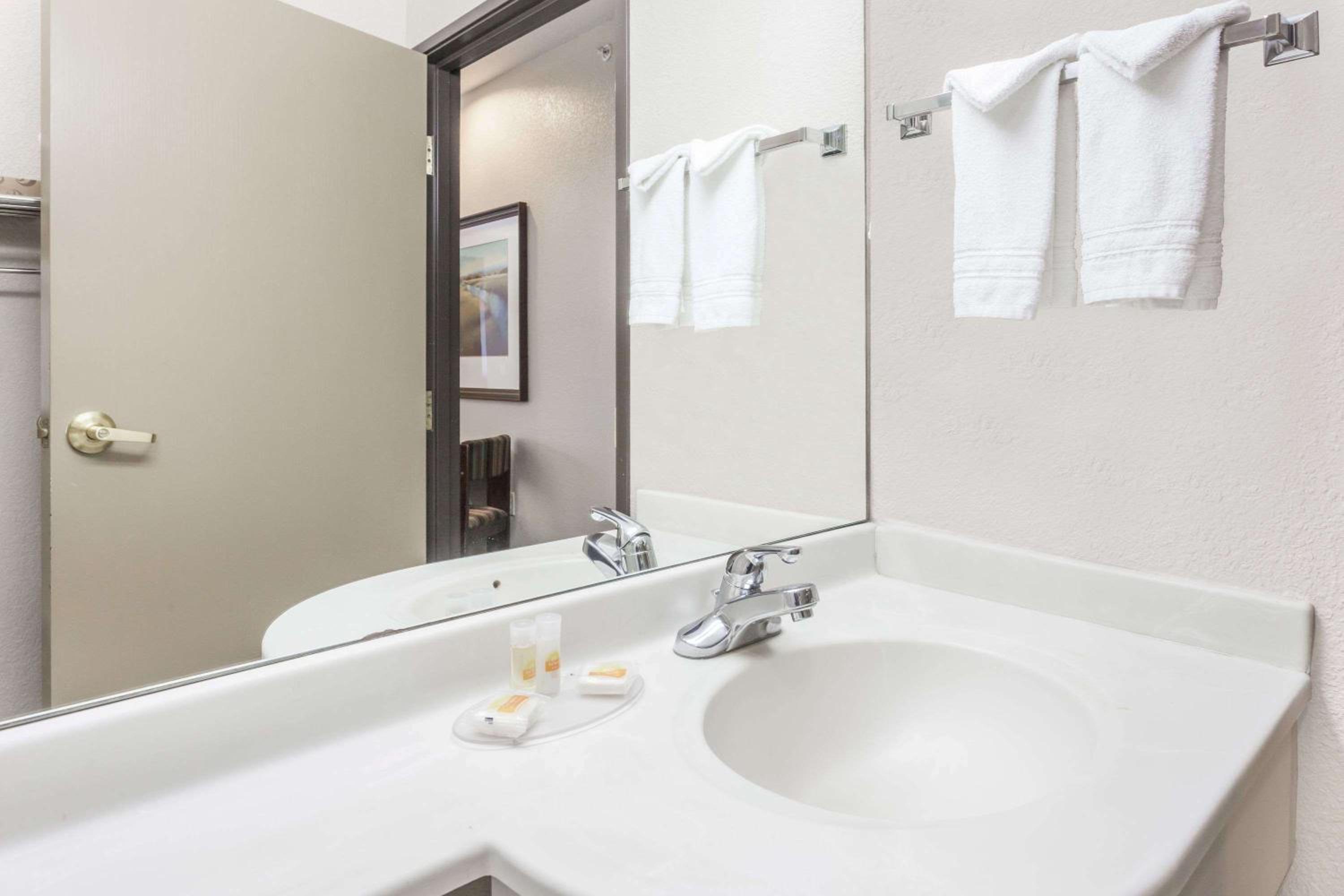 2 Queen Beds, Accessible Room, Non-Smoking photo 2