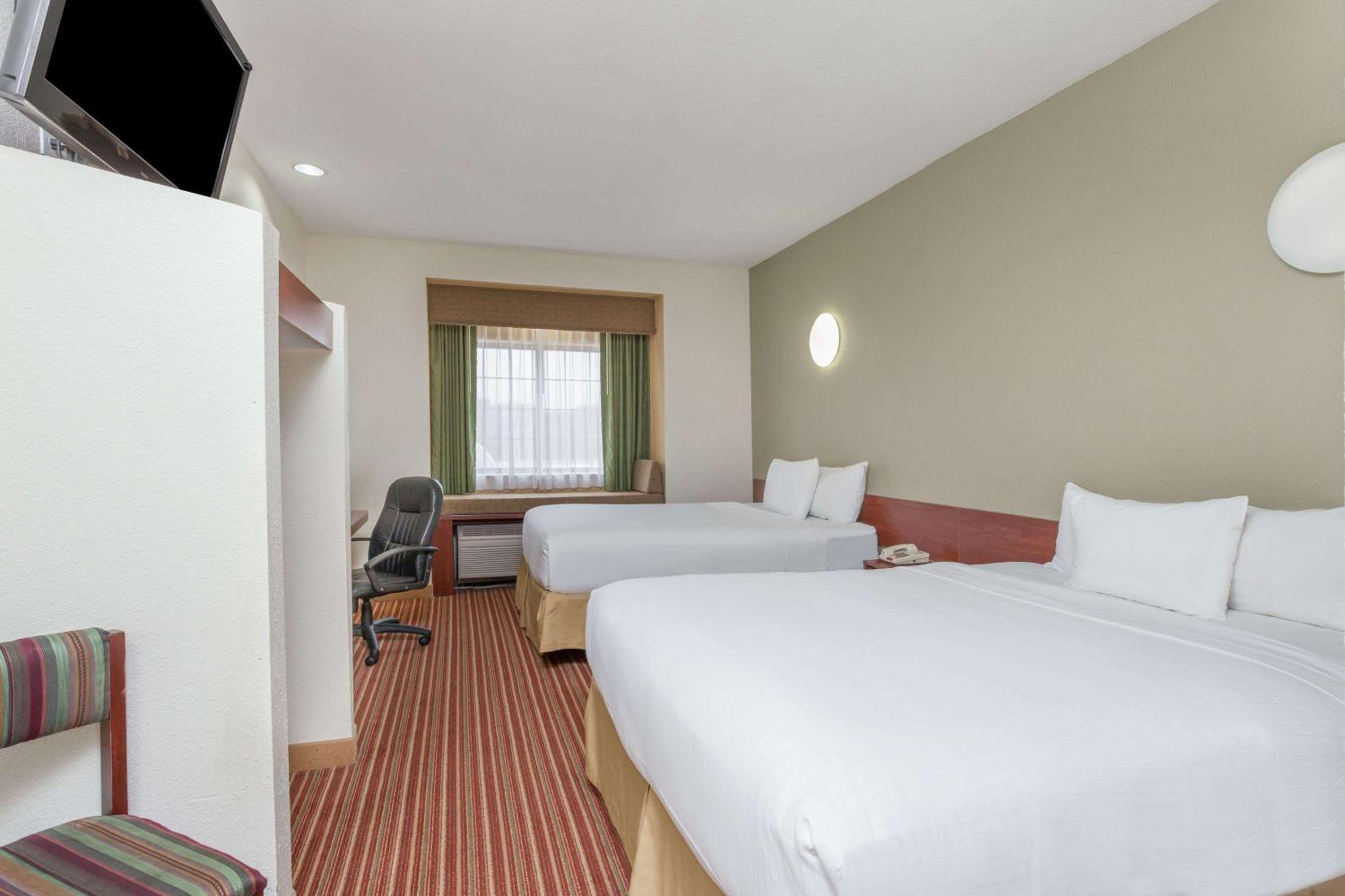 2 Queen Beds, Accessible Room, Non-Smoking photo 3