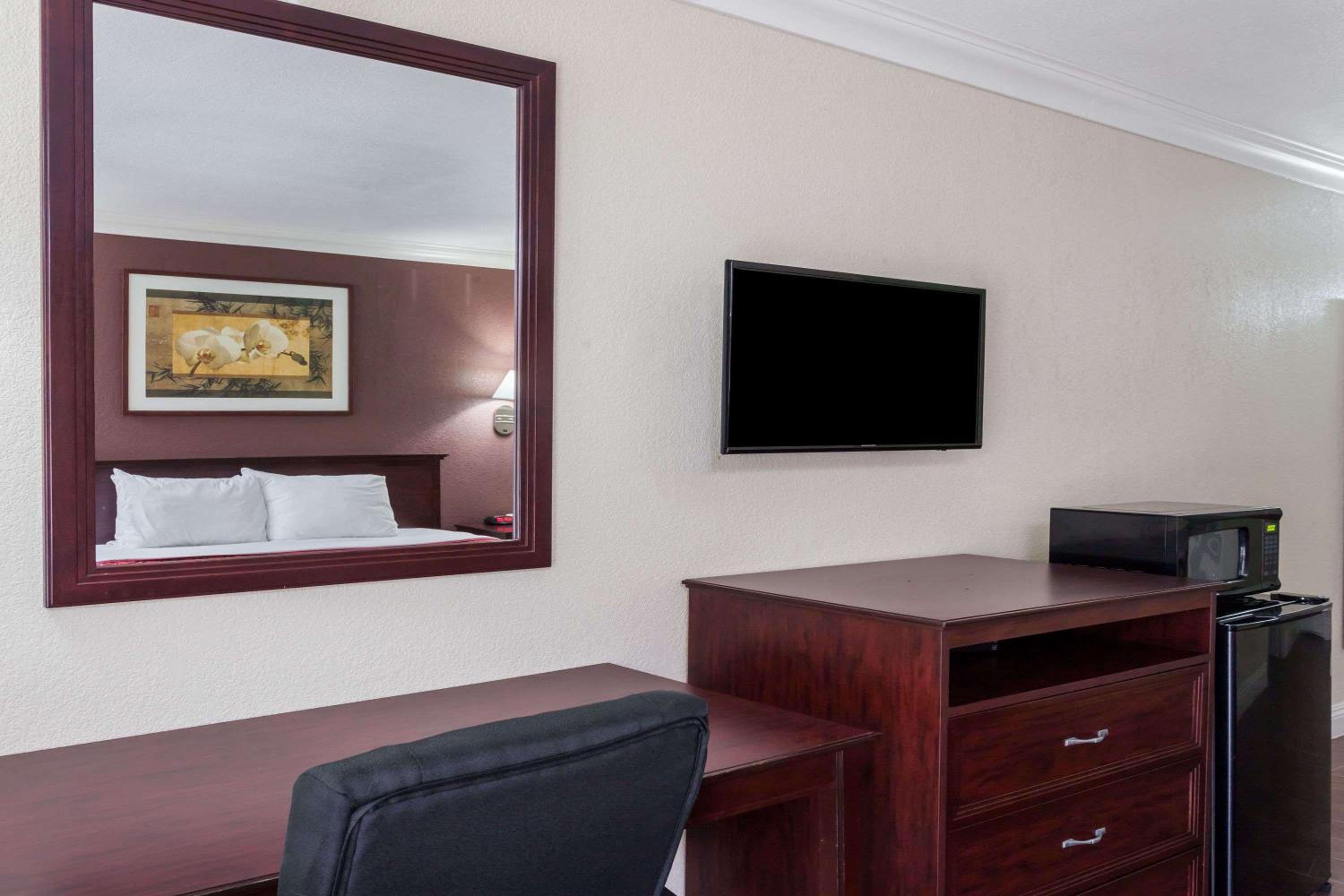 Deluxe King Room - Non-Smoking - Photo 7