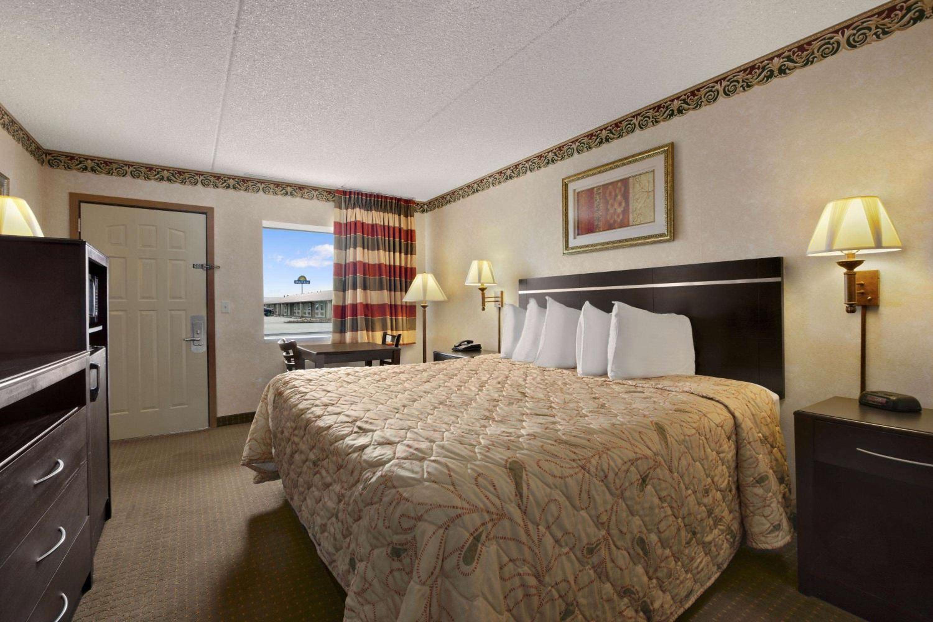 King Room - Non-Smoking - Photo 8