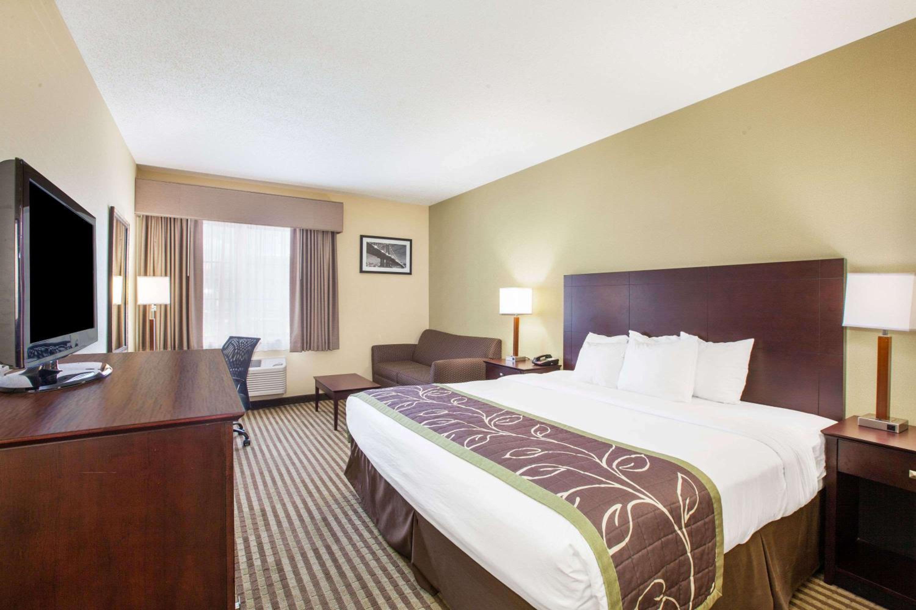 Queen Room With Roll-In Shower - Mobility/Hearing Accessible - Non-Smoking - Photo 3