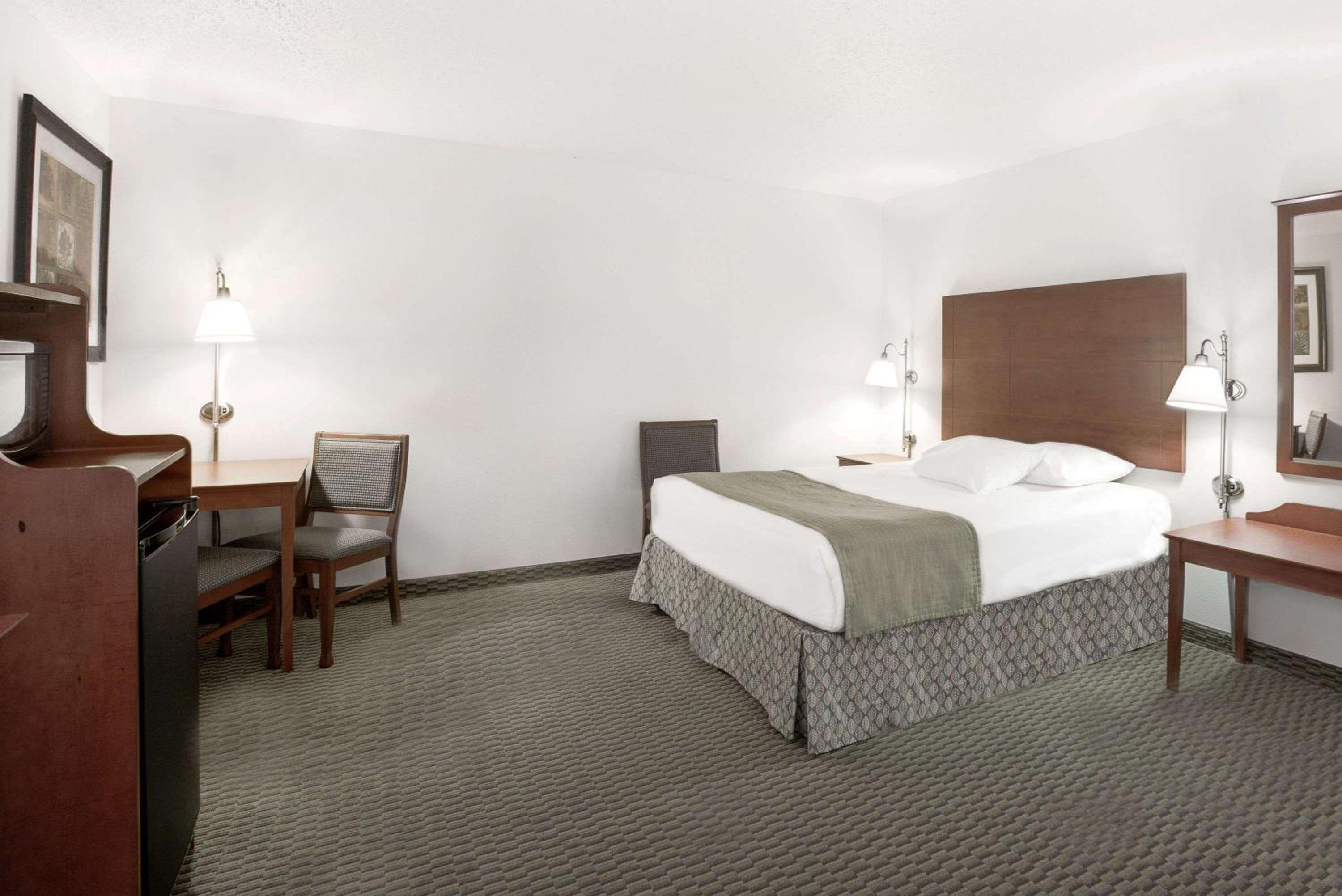 Queen Suite with Three Queen Beds - Non-Smoking - Photo 3
