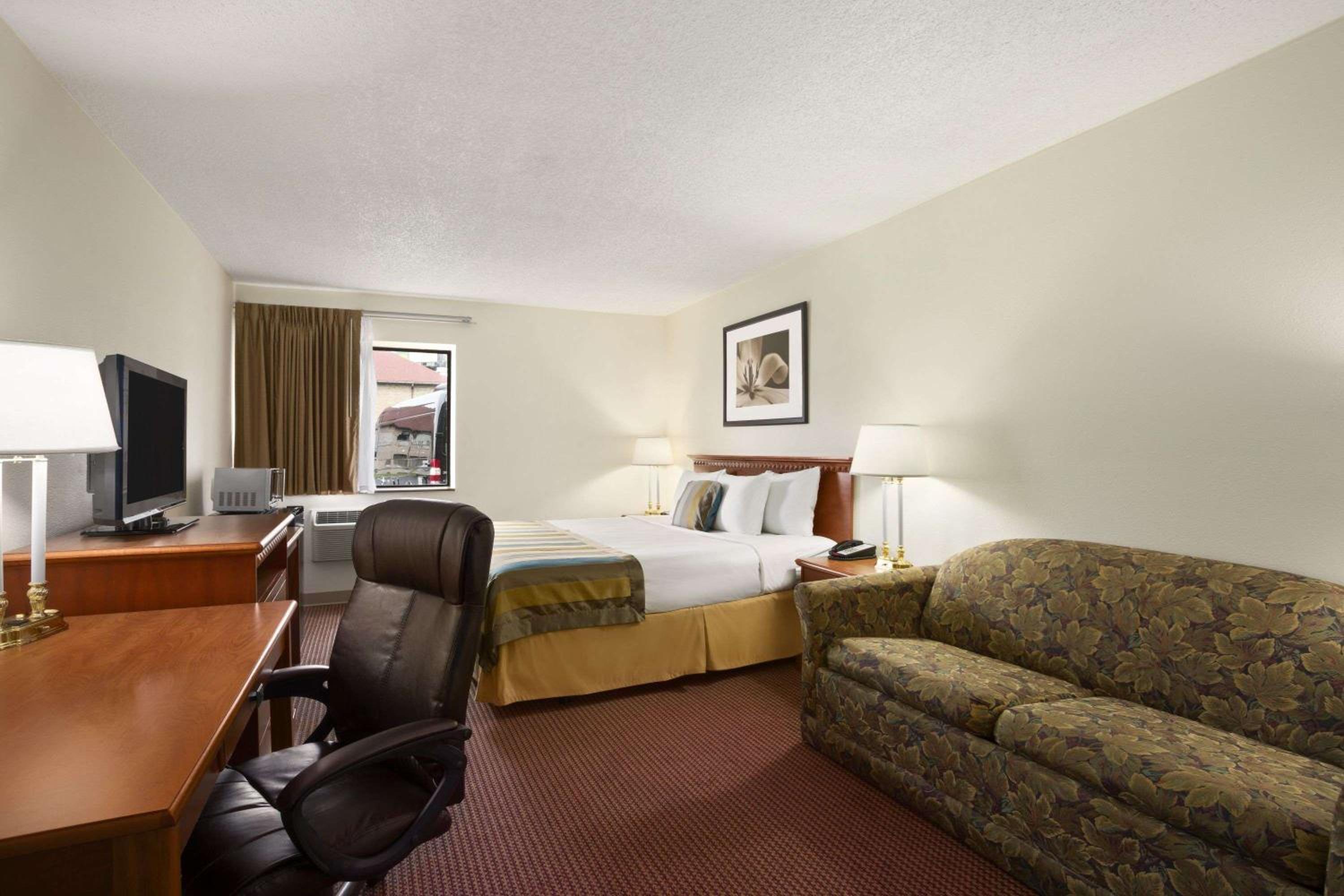 King Room - Non-Smoking photo 2