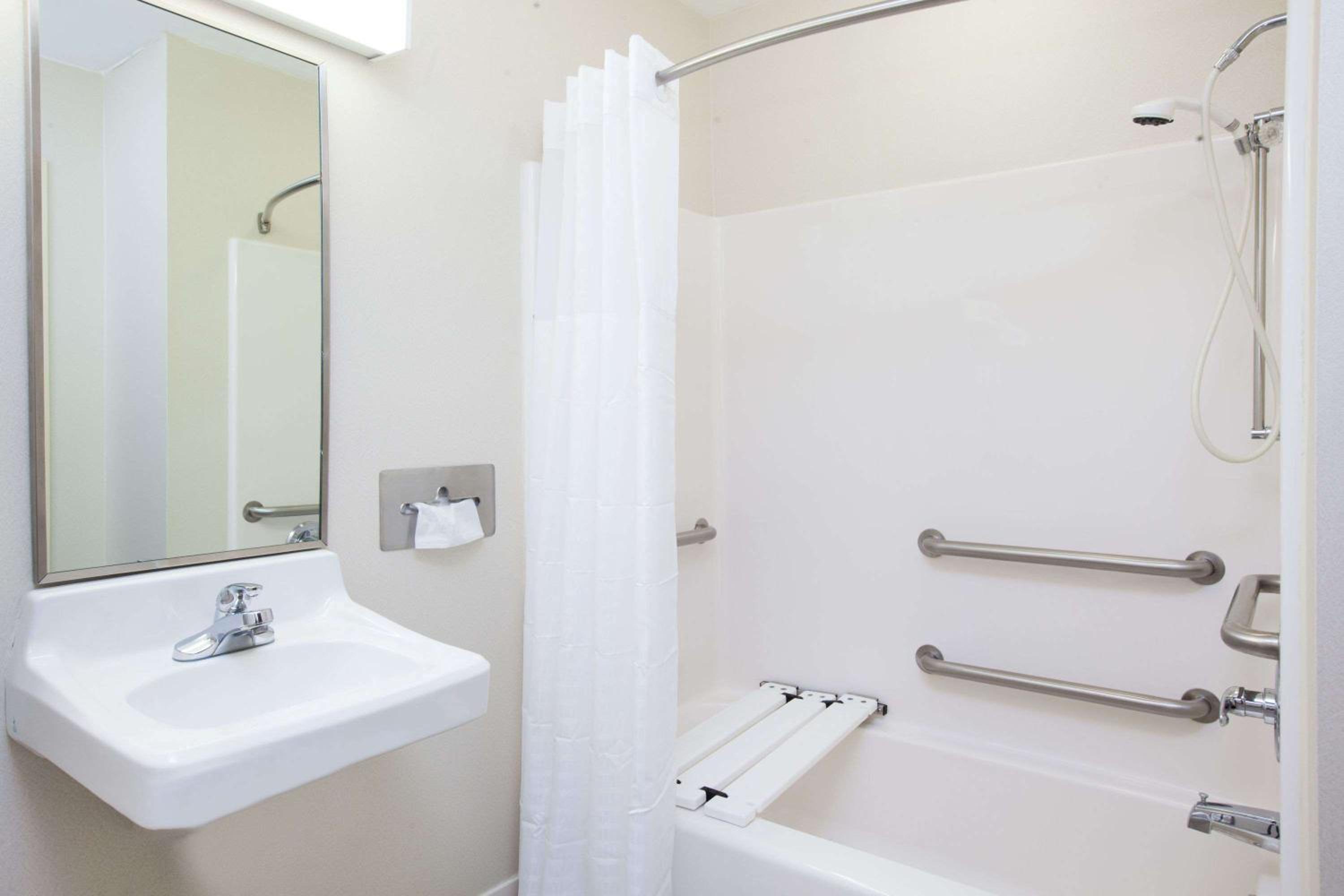 Queen Room With Roll-In Shower - Mobility/Hearing Accessible - Non-Smoking - Photo 6