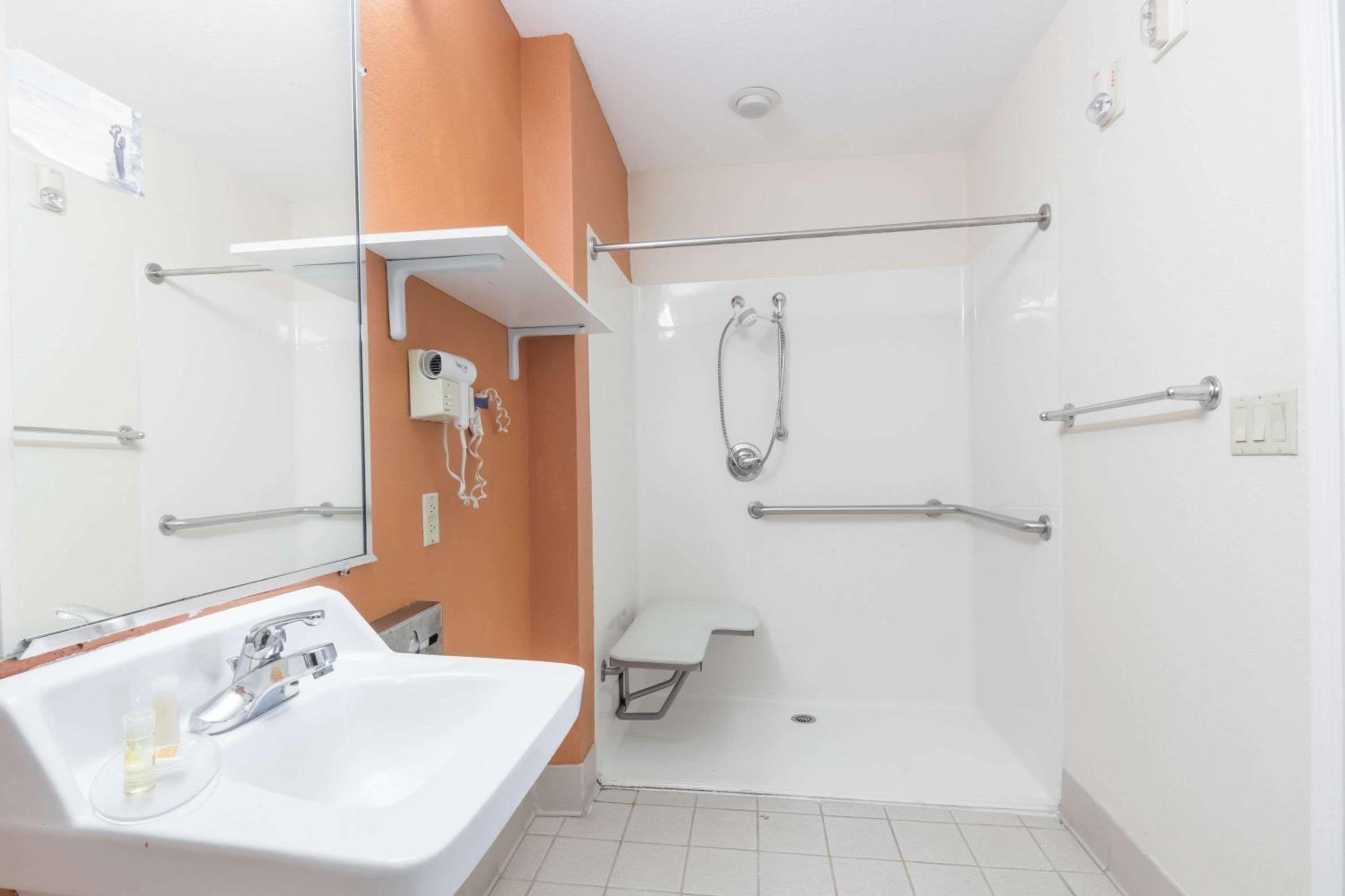 King Room - Disability Access - Non-Smoking - Photo 3