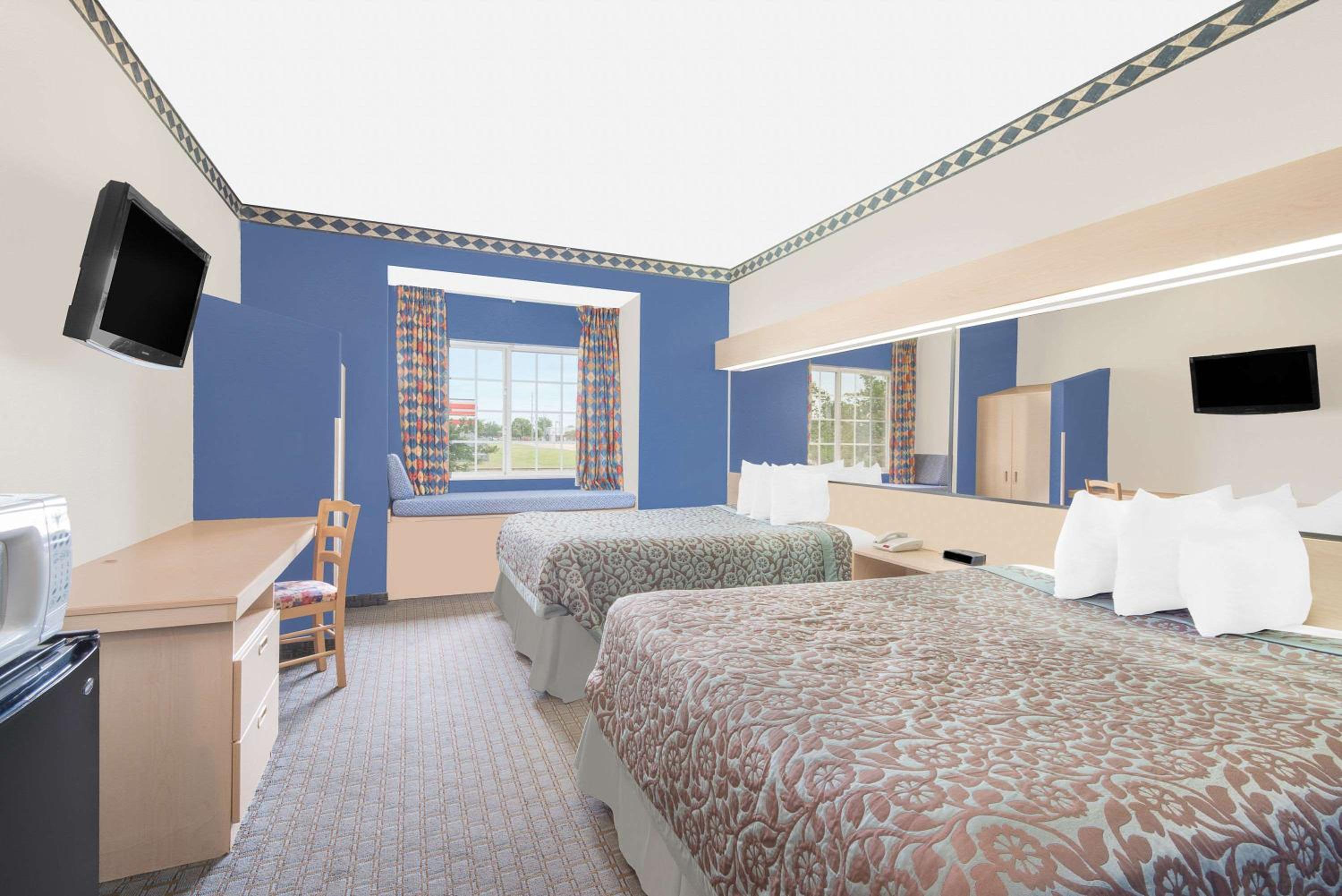 Queen Room with Two Queen Beds - Smoking - Photo 1