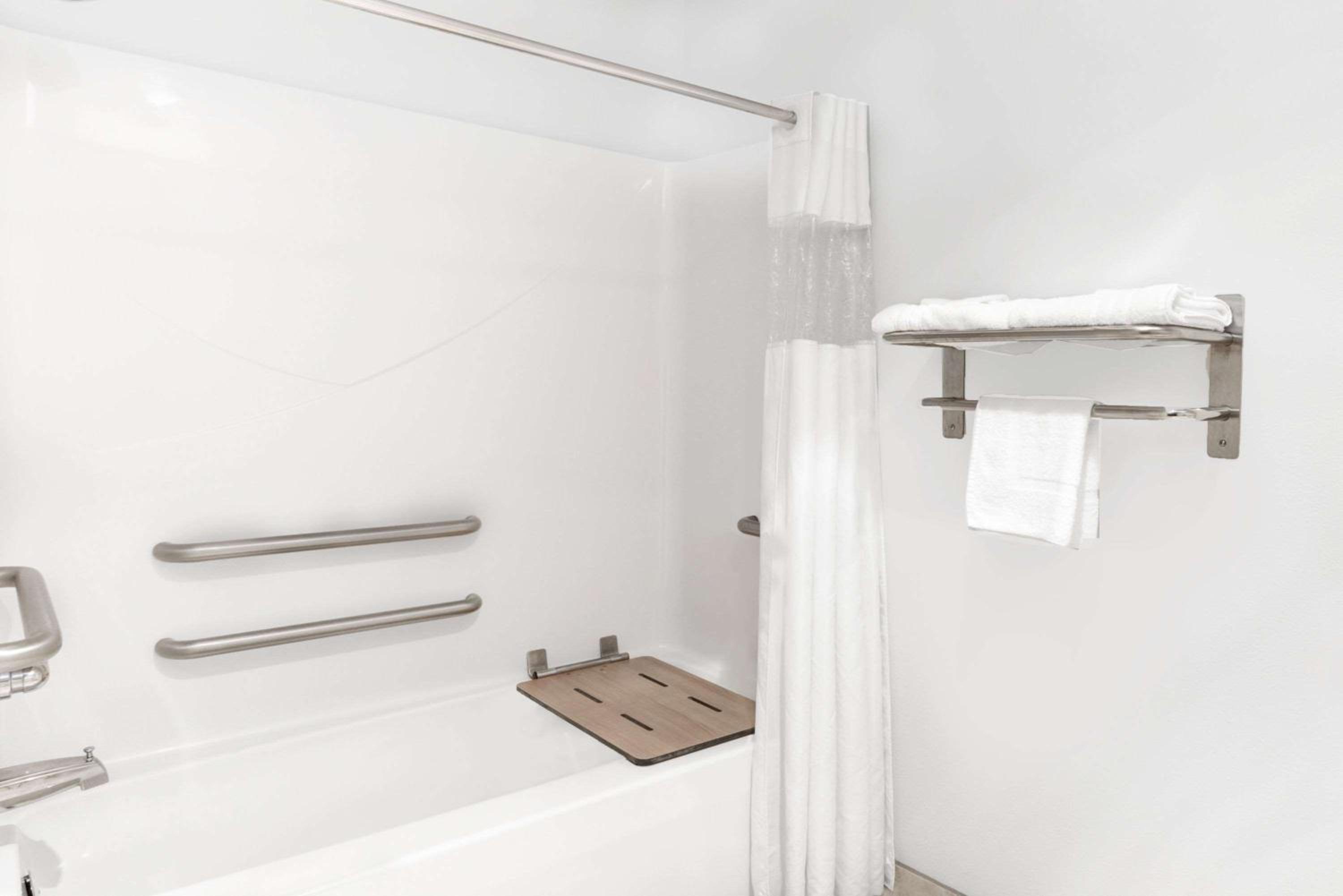 King Room - Disability Access - Non-Smoking - Photo 3