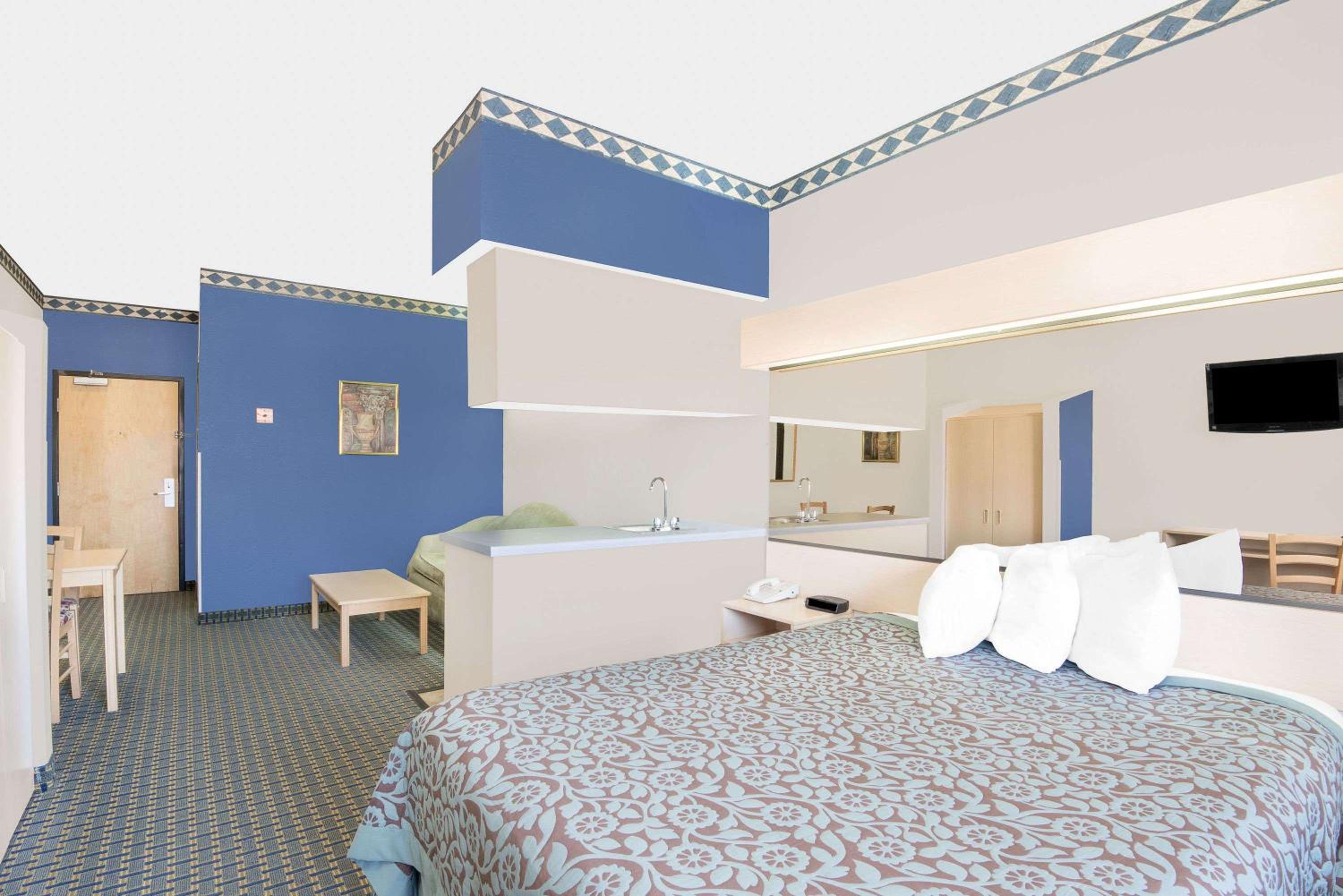 Queen Studio Suite, Smoking - Photo 1