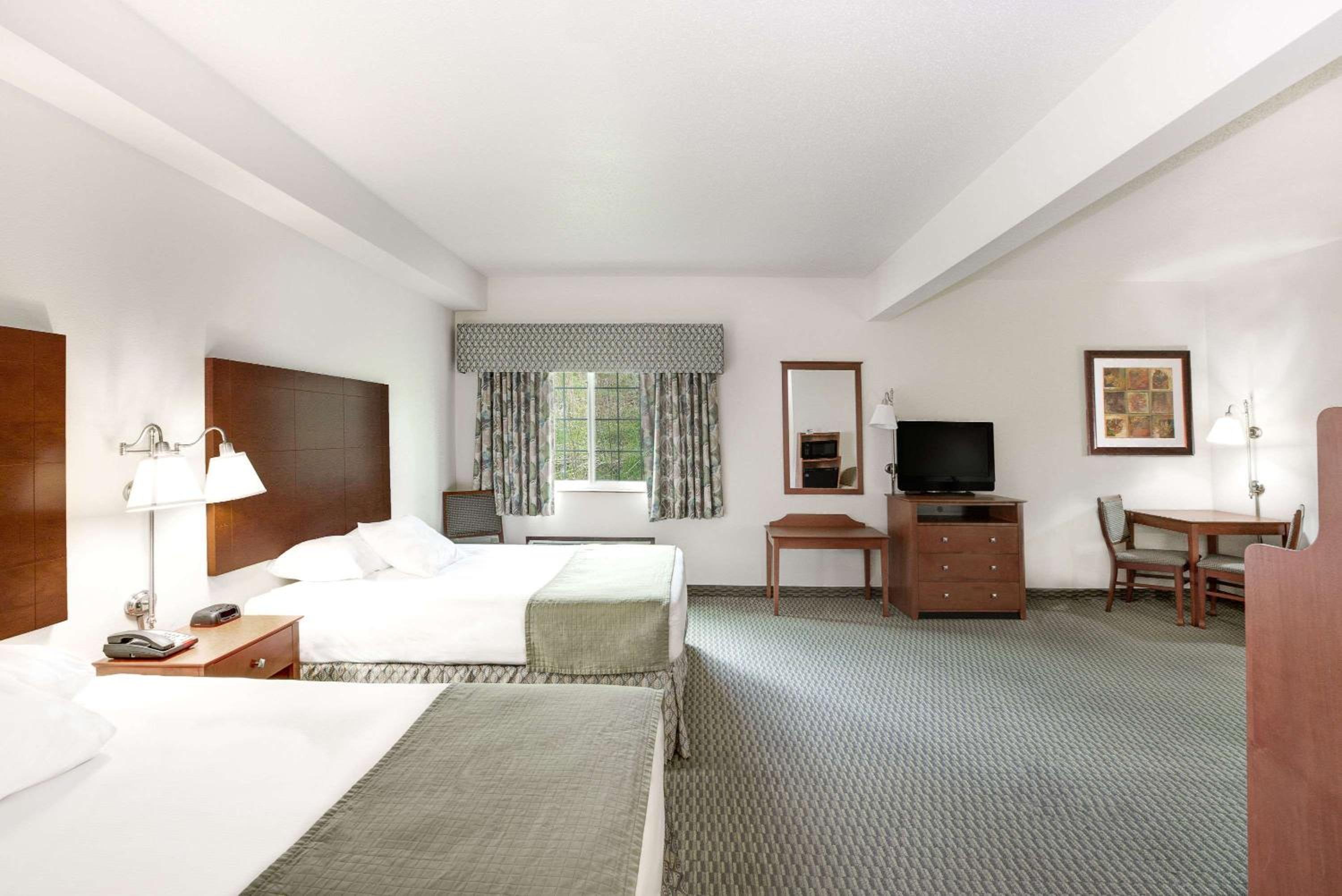 Queen Suite with Three Queen Beds - Non-Smoking - Photo 1