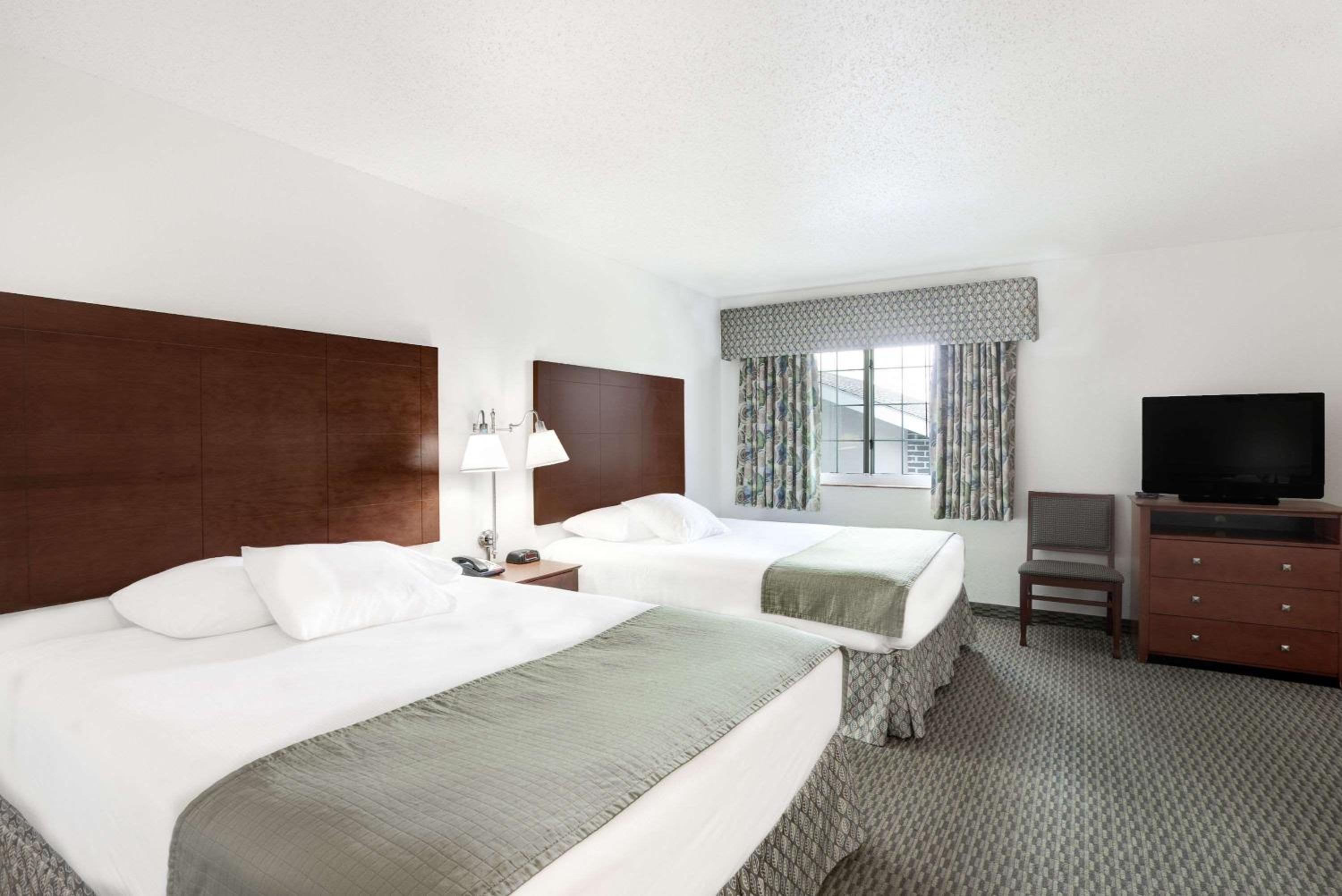 Queen Suite with Three Queen Beds - Non-Smoking - Photo 5