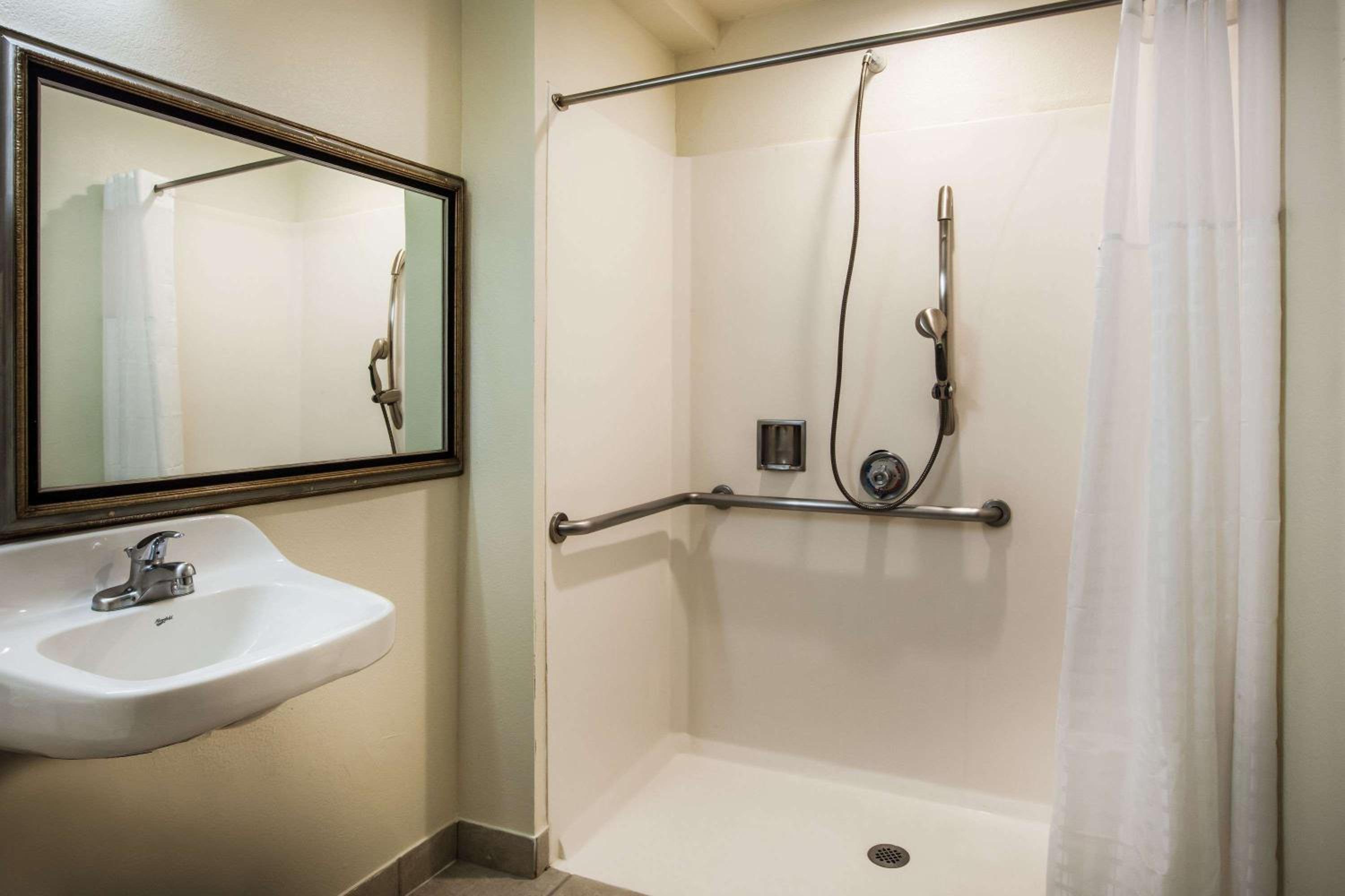 Queen Room - Mobility Access/Non-Smoking - Photo 2