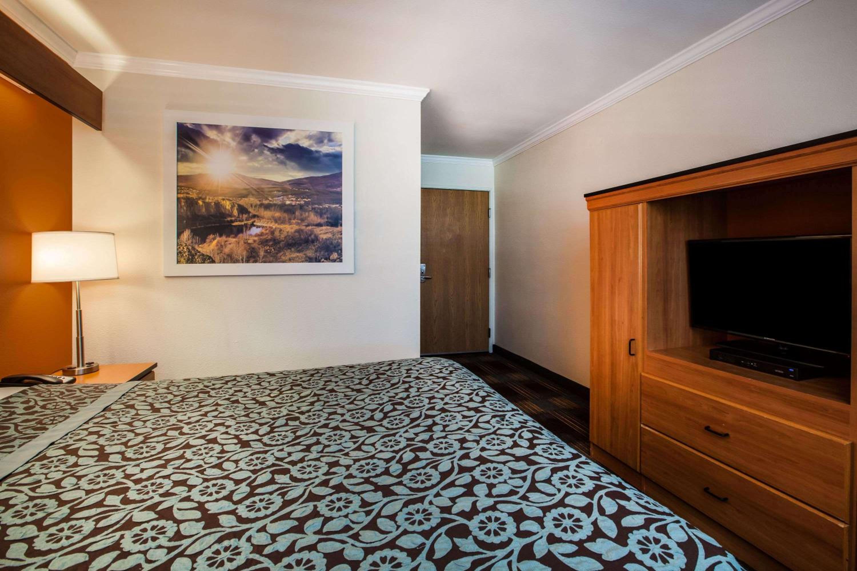 Queen Room - Non-Smoking - Photo 2