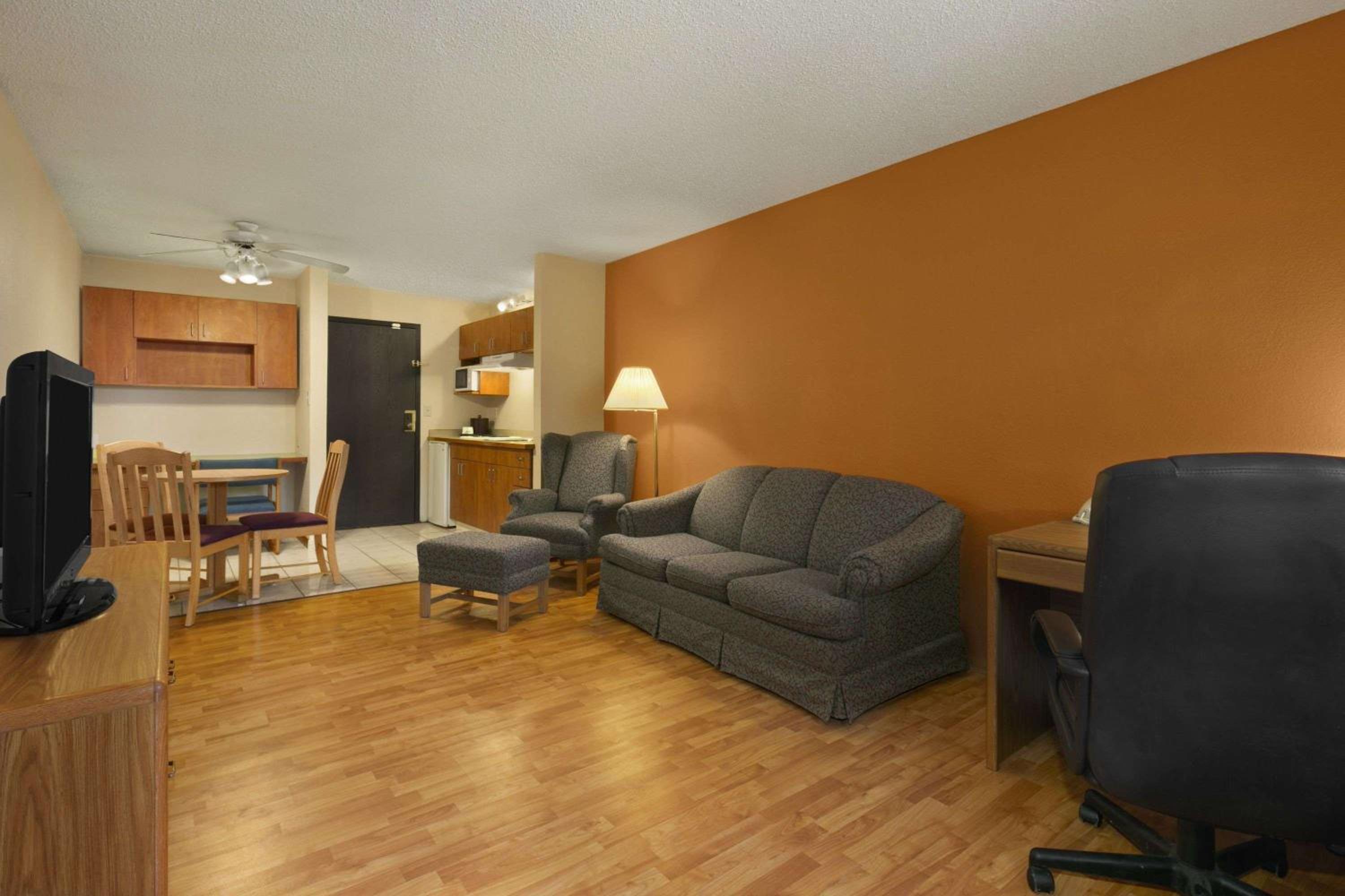 Deluxe King Studio Suite - Non-Smoking - Photo 2