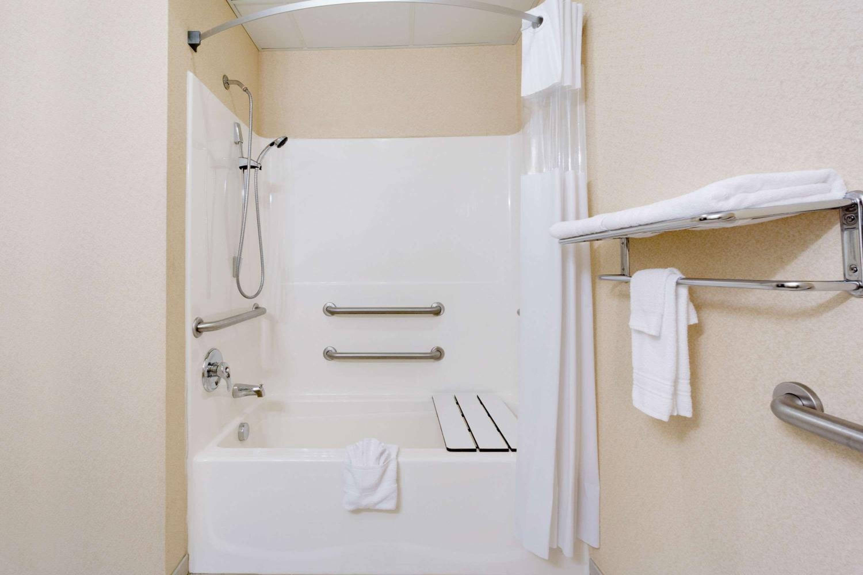 King Room - Disability Access photo 2