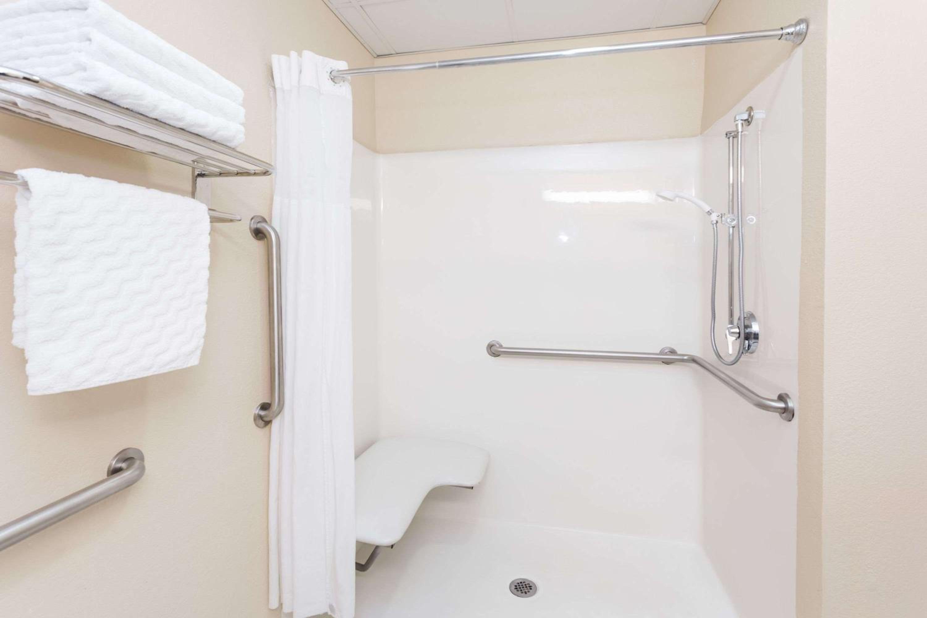Deluxe Queen Room with Two Queen Beds -Disability Access - Non-Smoking - Photo 6