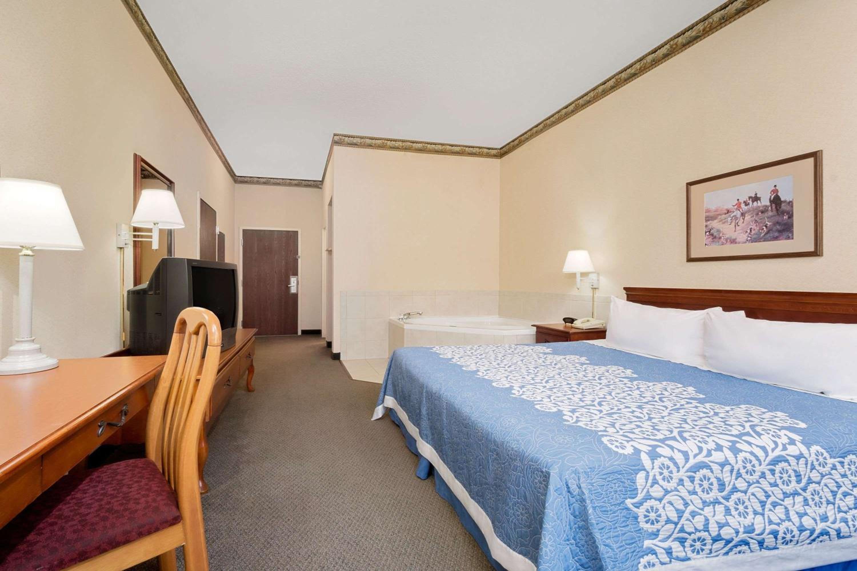 1 King Bed Jetted Tub Nonsmoking photo 3