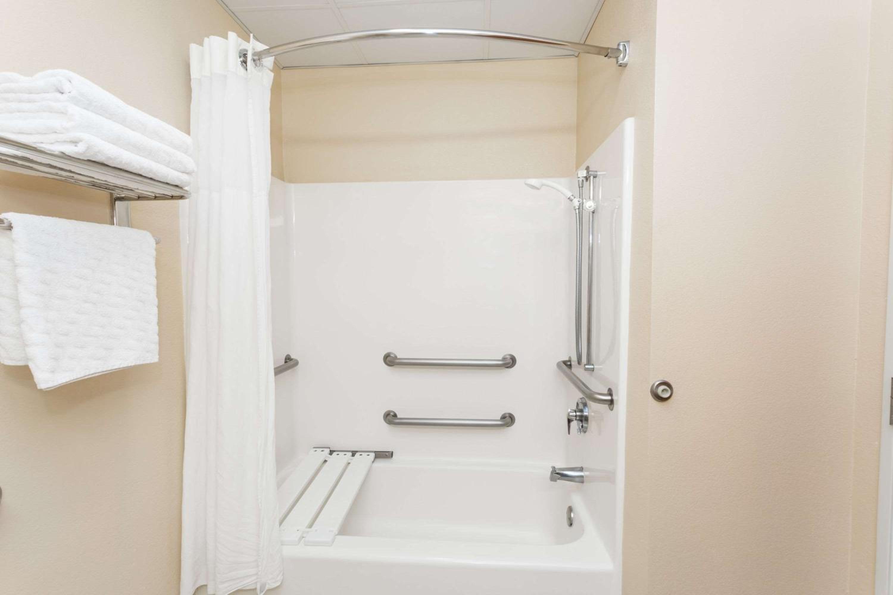 Deluxe Queen Room with Two Queen Beds -Disability Access - Non-Smoking - Photo 7