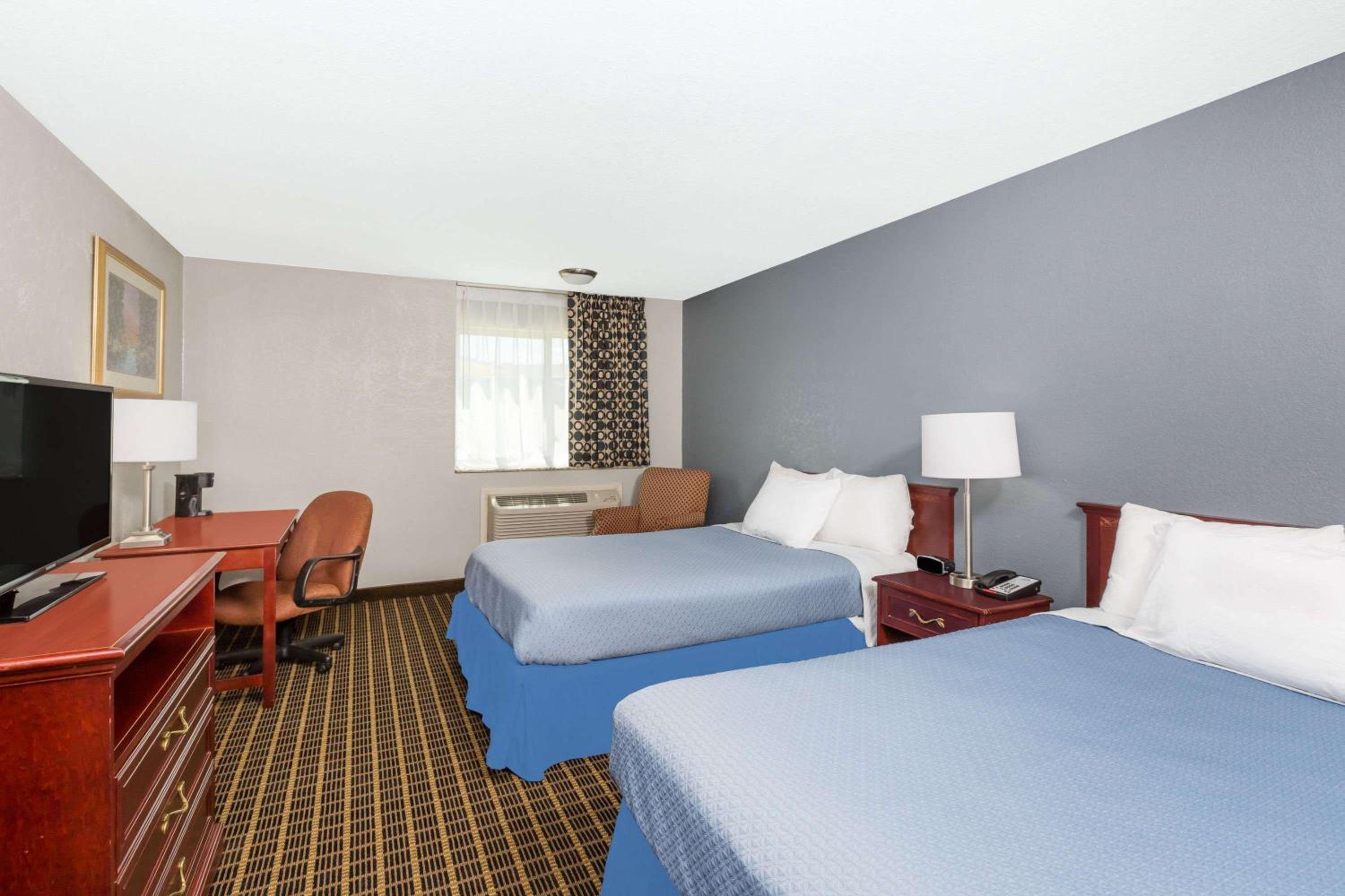 Double Room With Two Double Beds - Non-Smoking - Photo 1
