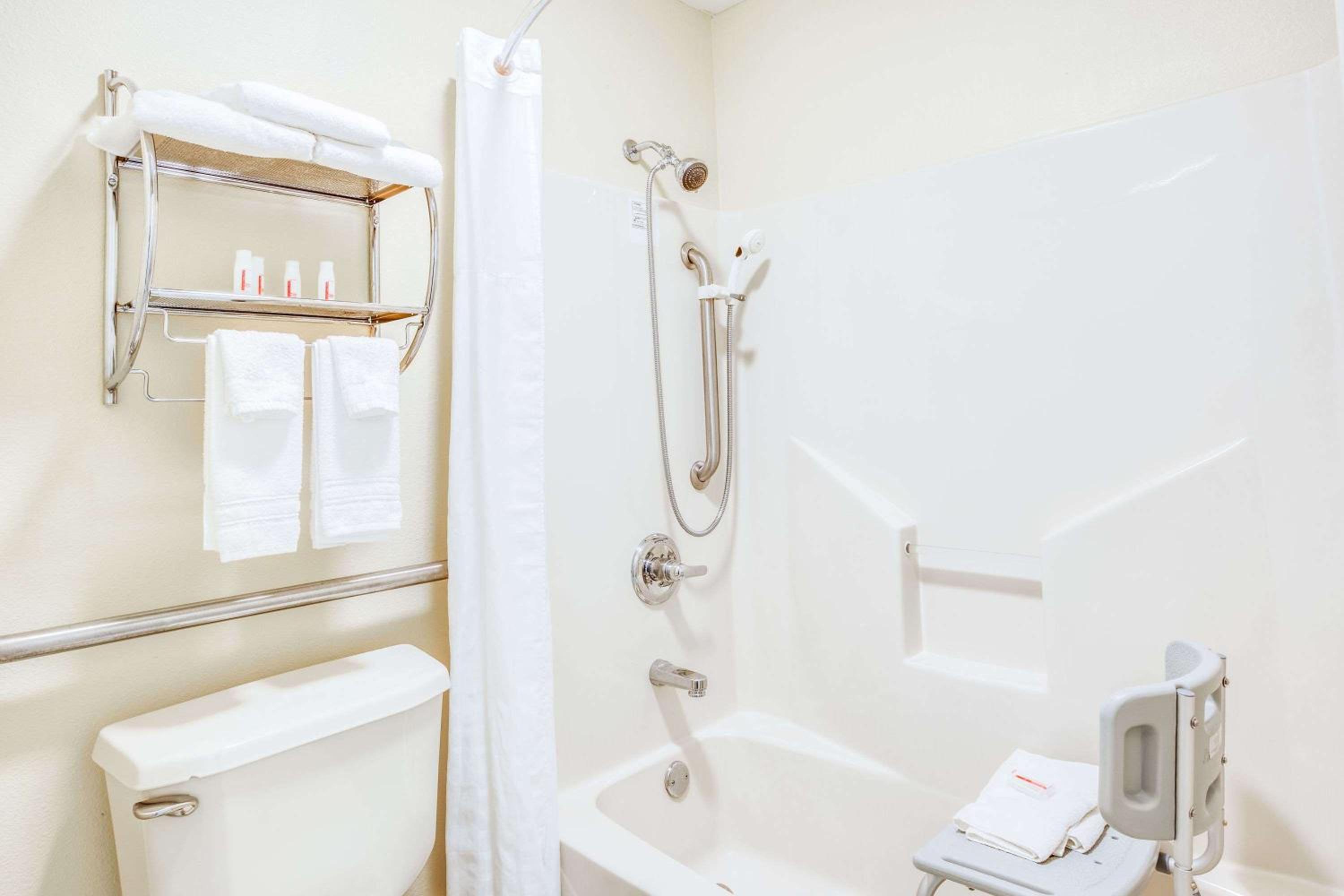Queen Room with Bath Tub - Mobility Accessible/Non-Smoking - Photo 4
