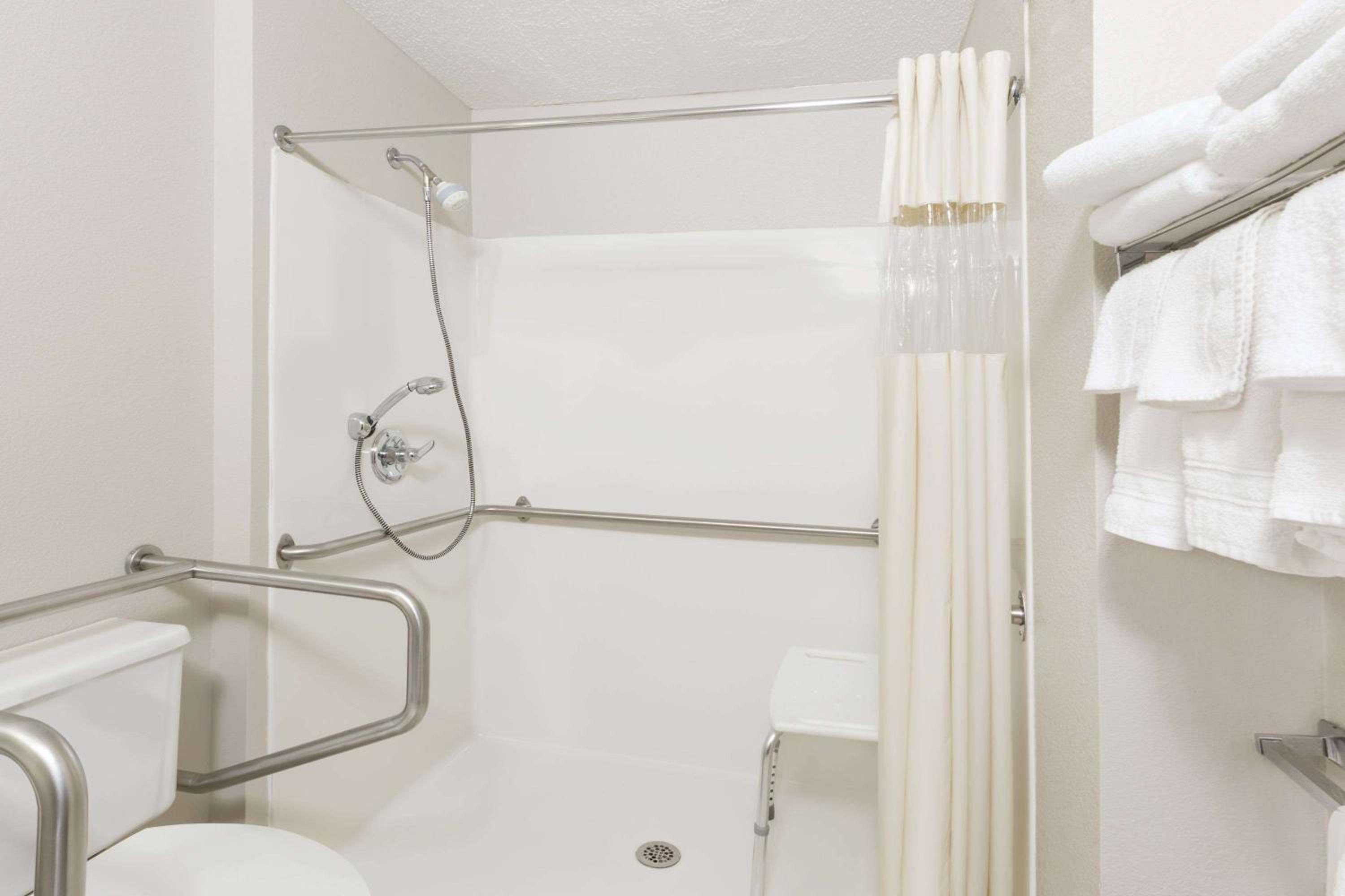 Queen Room - Disability Access - Non-Smoking - Photo 3
