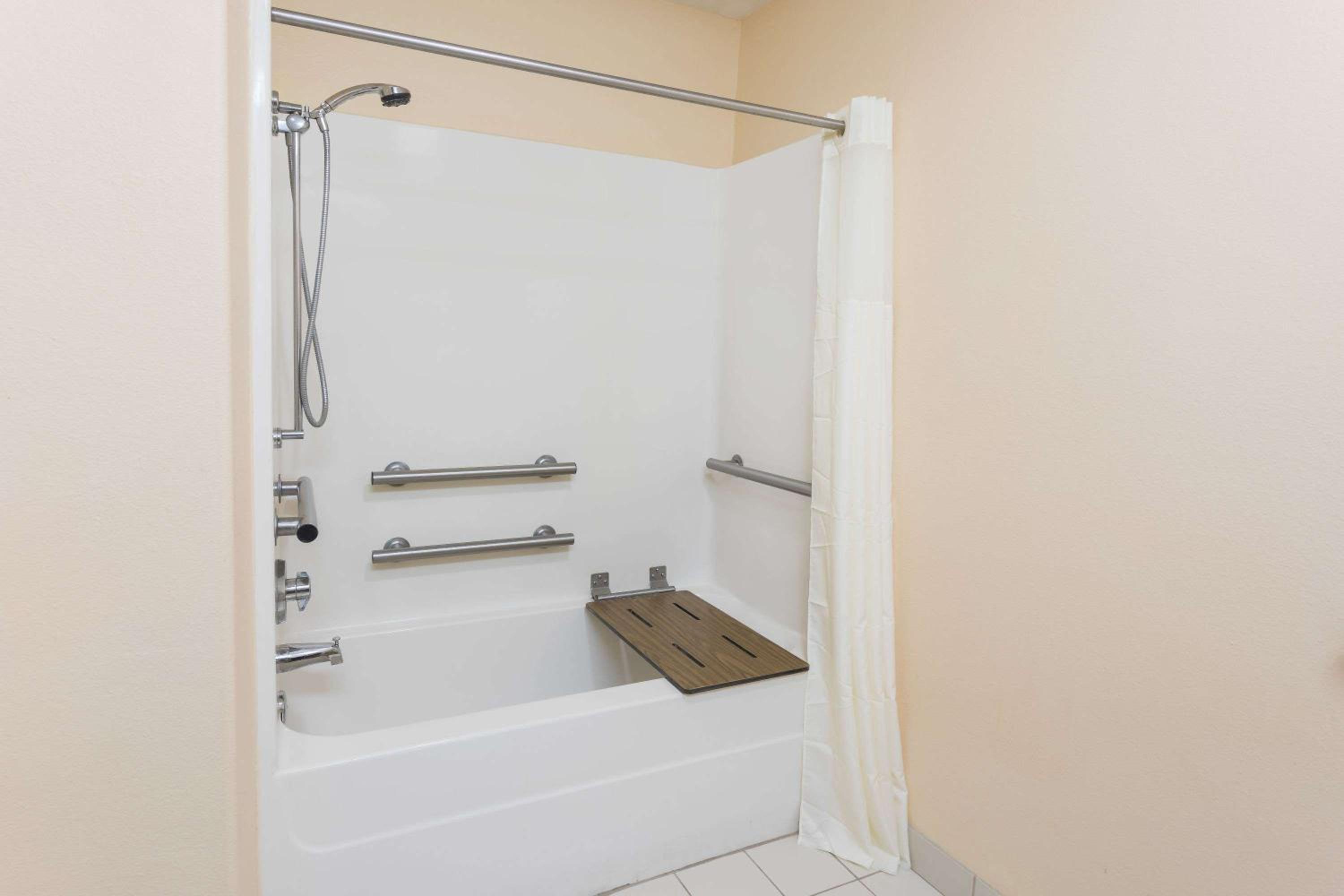 King Room with Bath Tub - Mobility/Hearing Accessible - Non-Smoking - Photo 4