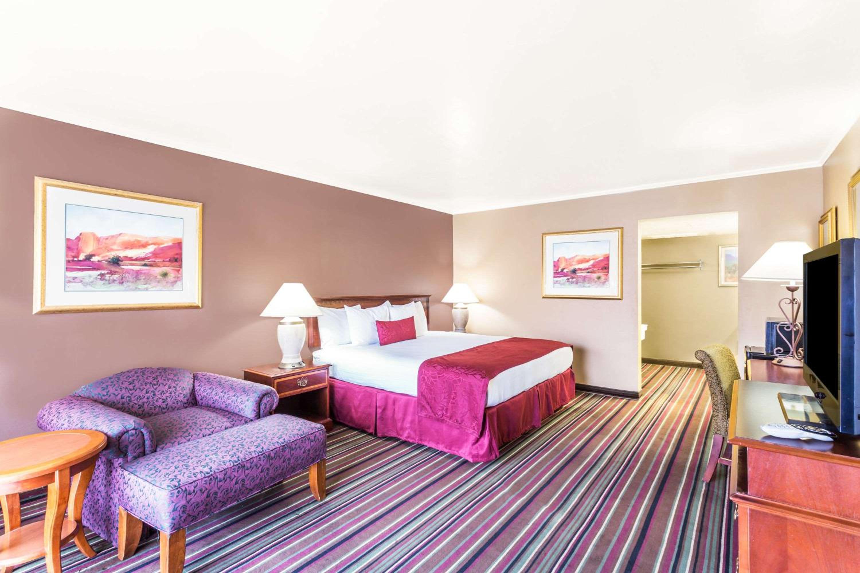 Studio King Suite - Non-Smoking - Photo 1
