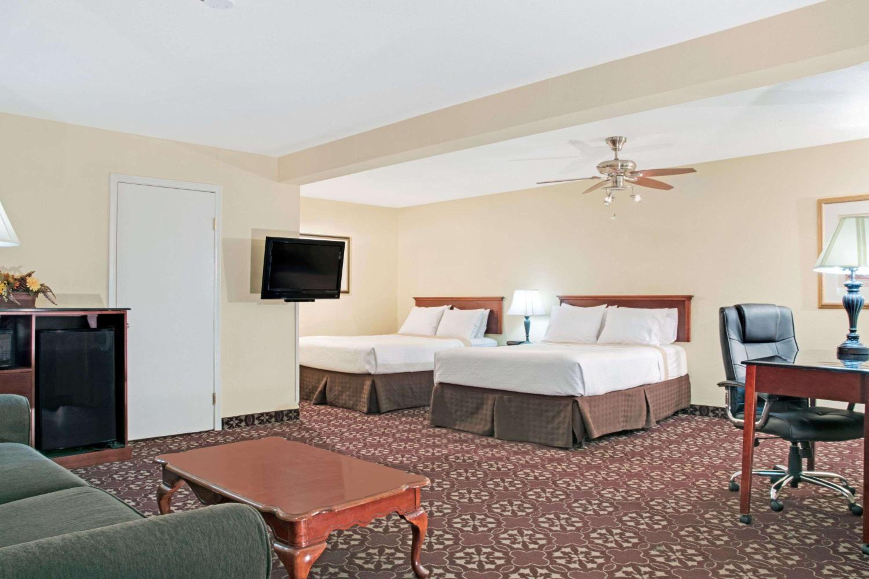 Queen Studio Suite with Two Queen Beds - Non-Smoking - Photo 11