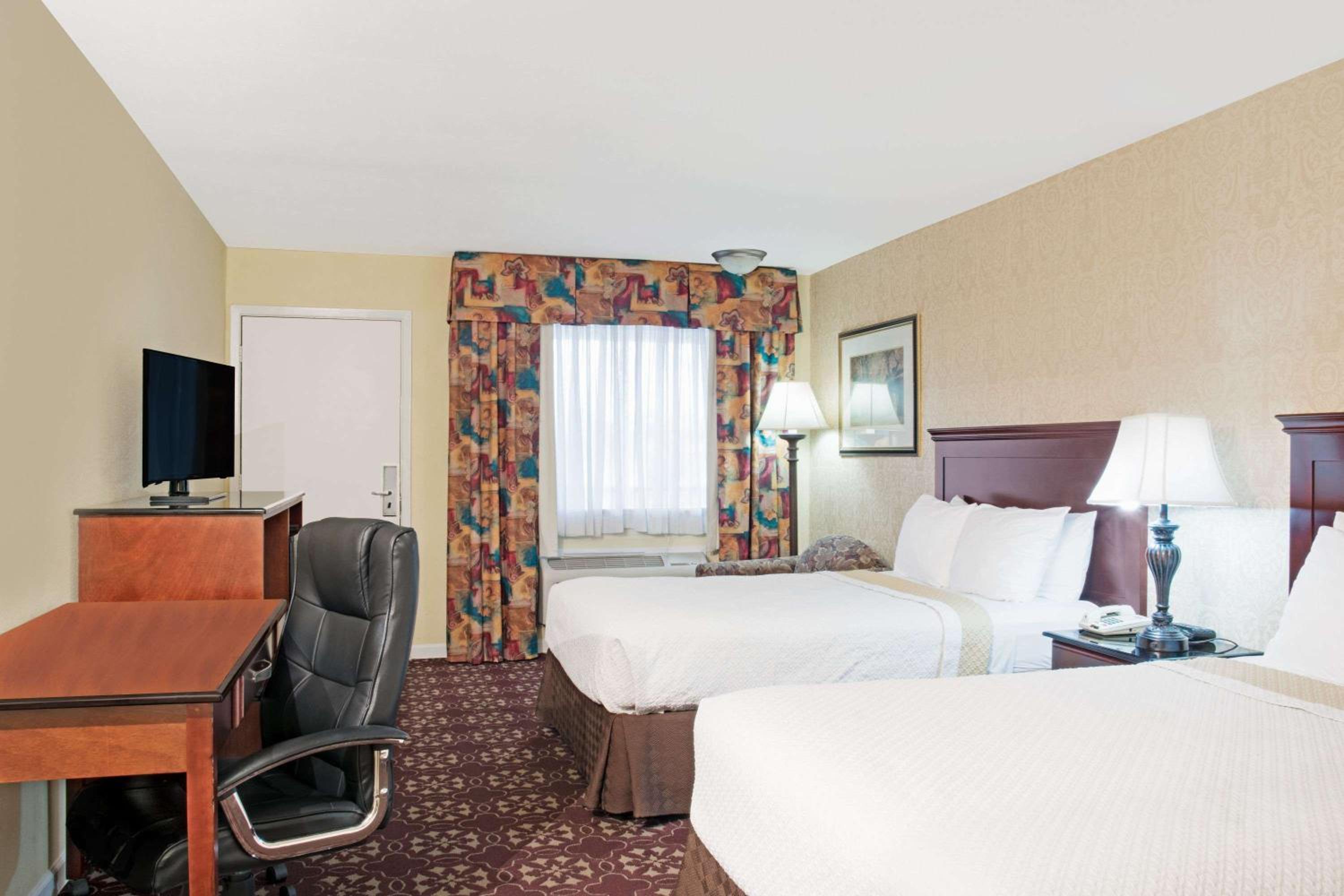 Double Room with Two Double Beds - Smoking - Photo 5