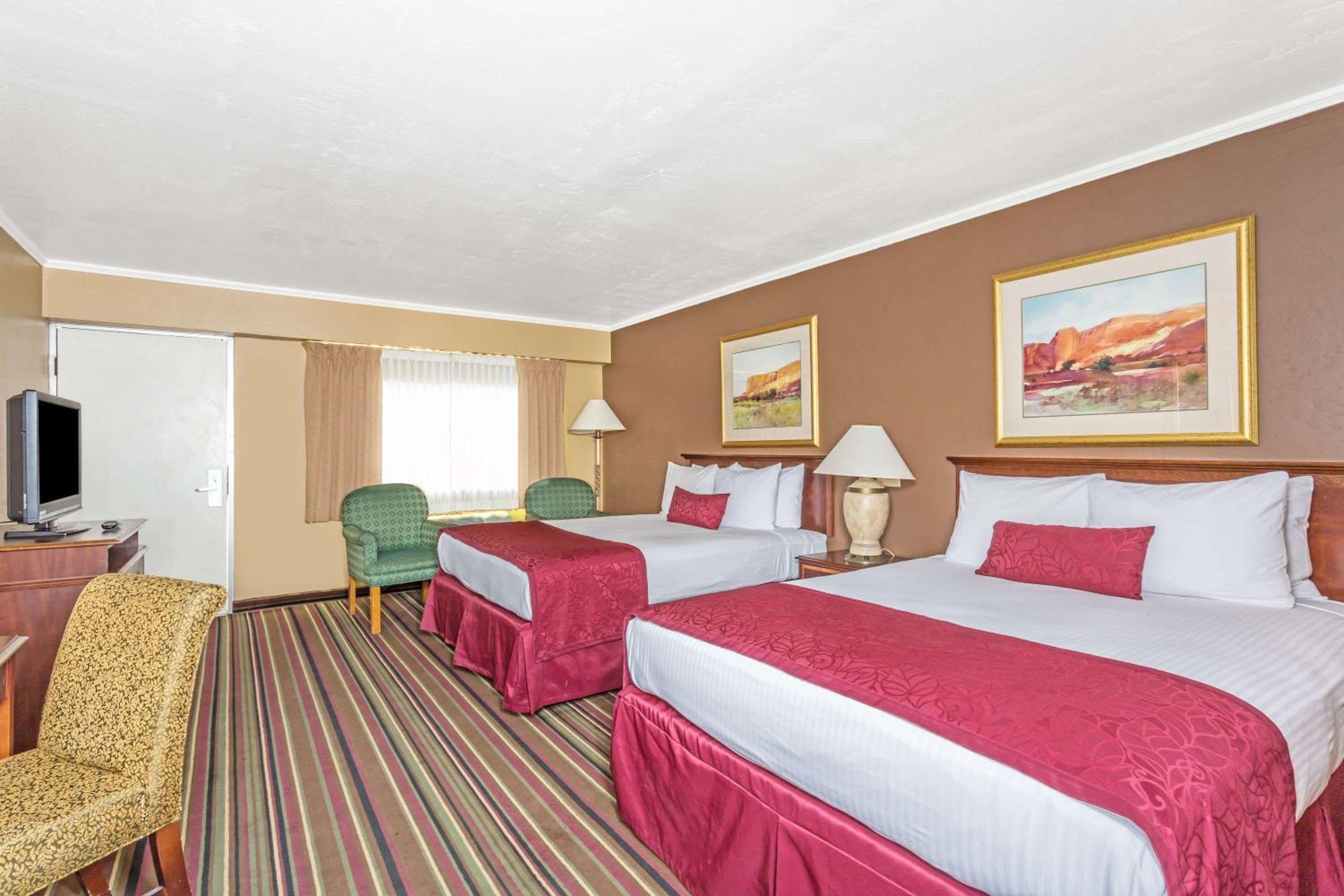 Queen Room with Two Queen Beds - Non-Smoking - Photo 3